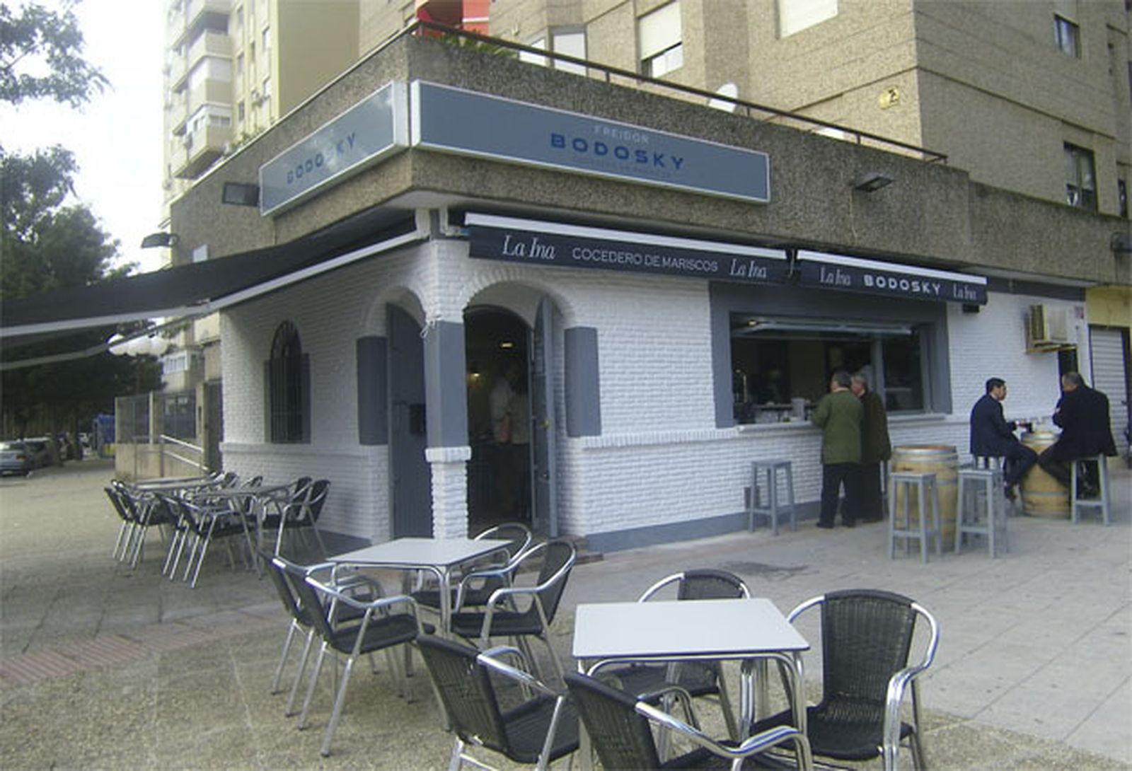 Bodosky. Calle Comandante Paz Varela, 2. Este famoso freidor que ahora regenta Fermín Anguita es uno de los clásicos de la pre y de la post feria. Es también cocedero de mariscos. Una de las puertas de acceso a la Feria, justo enfrente.