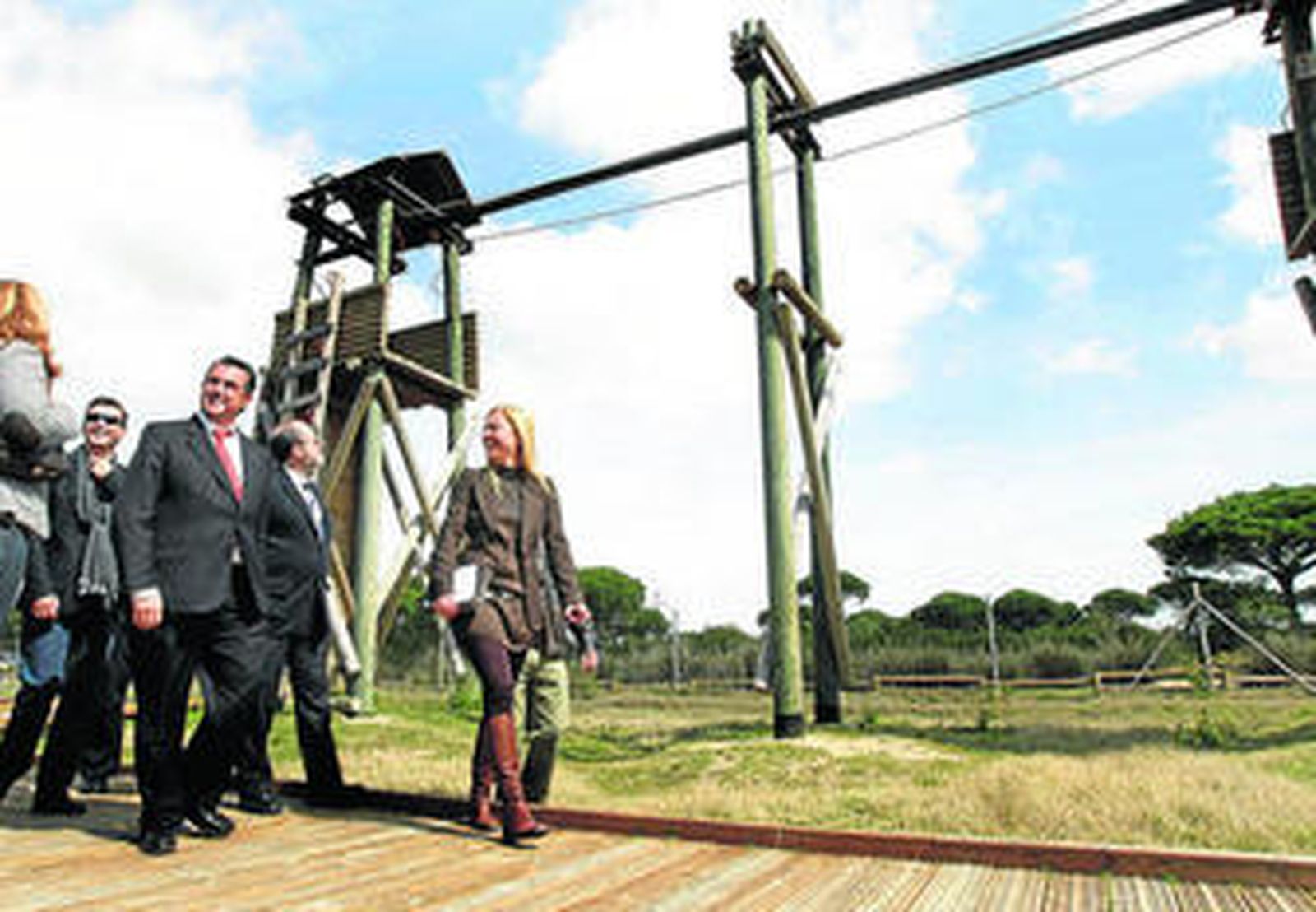 Una imagen de la visita a las atracciones del parque multiaventuras del Coto de la Isleta, que ya está terminado.