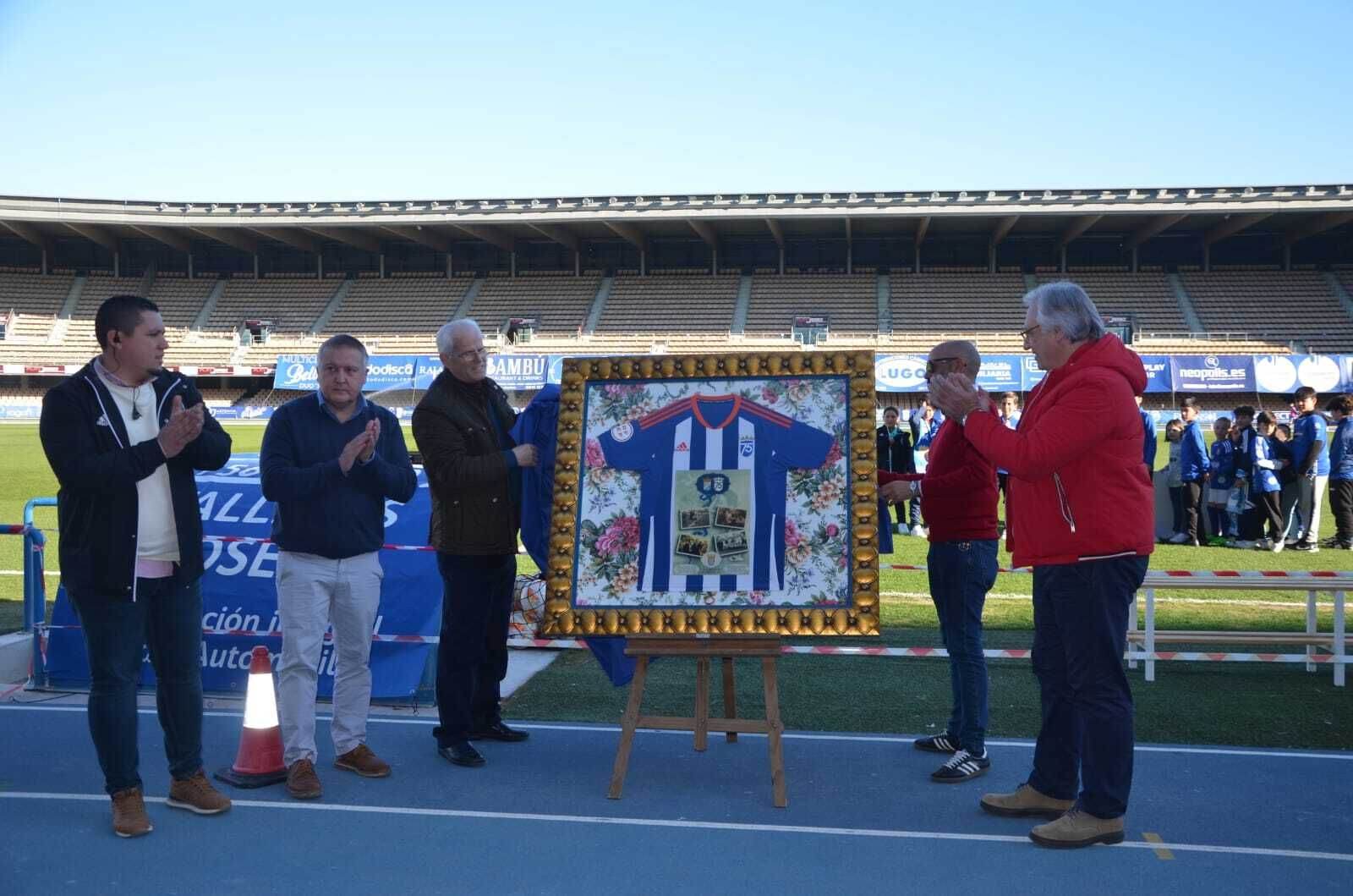 Francisco Camas recoge en Chapín el cuadro dedicado a Lola Flores.