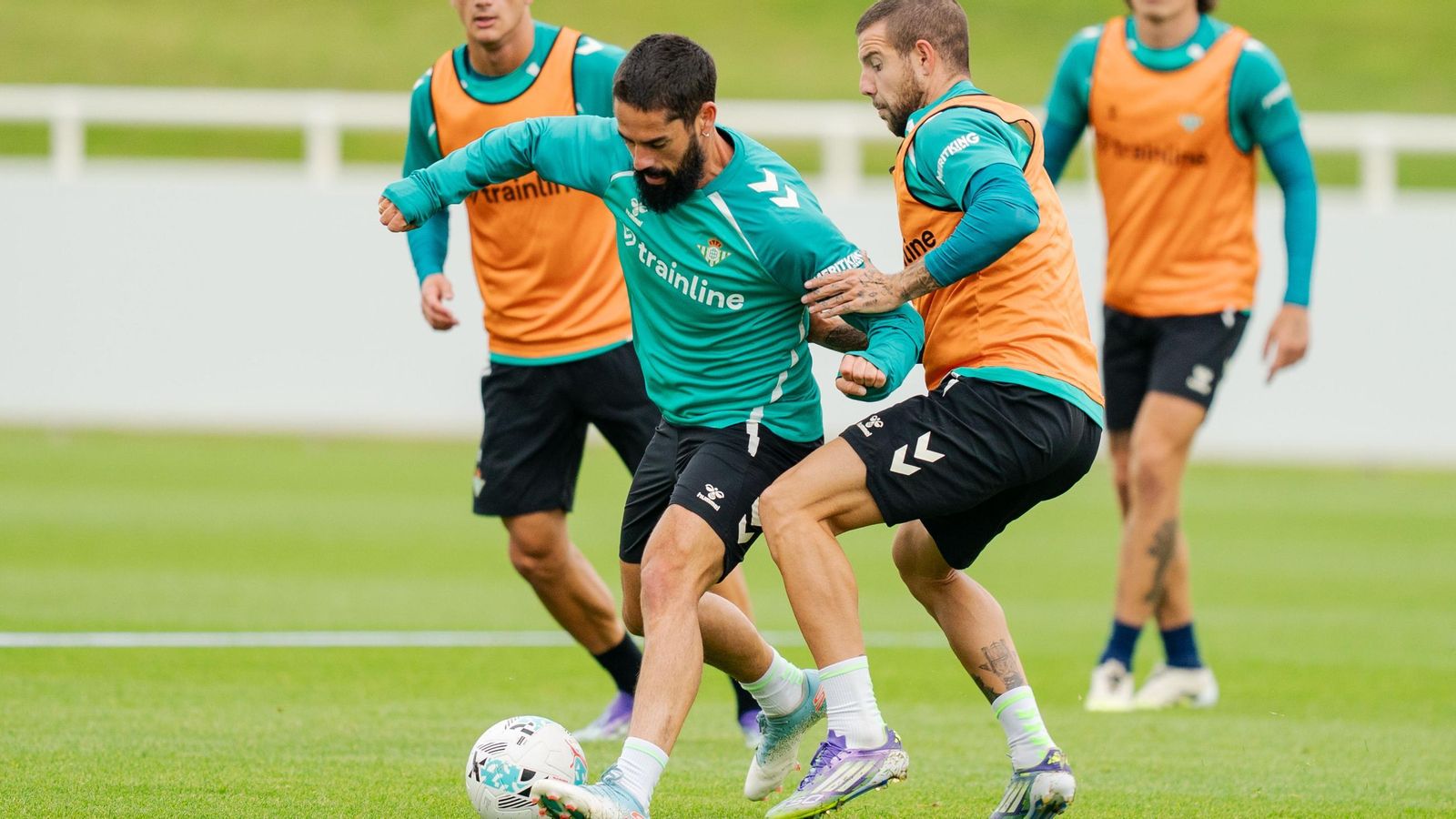 Isco defiende la pelota ante la presión de Aitor Ruibal
