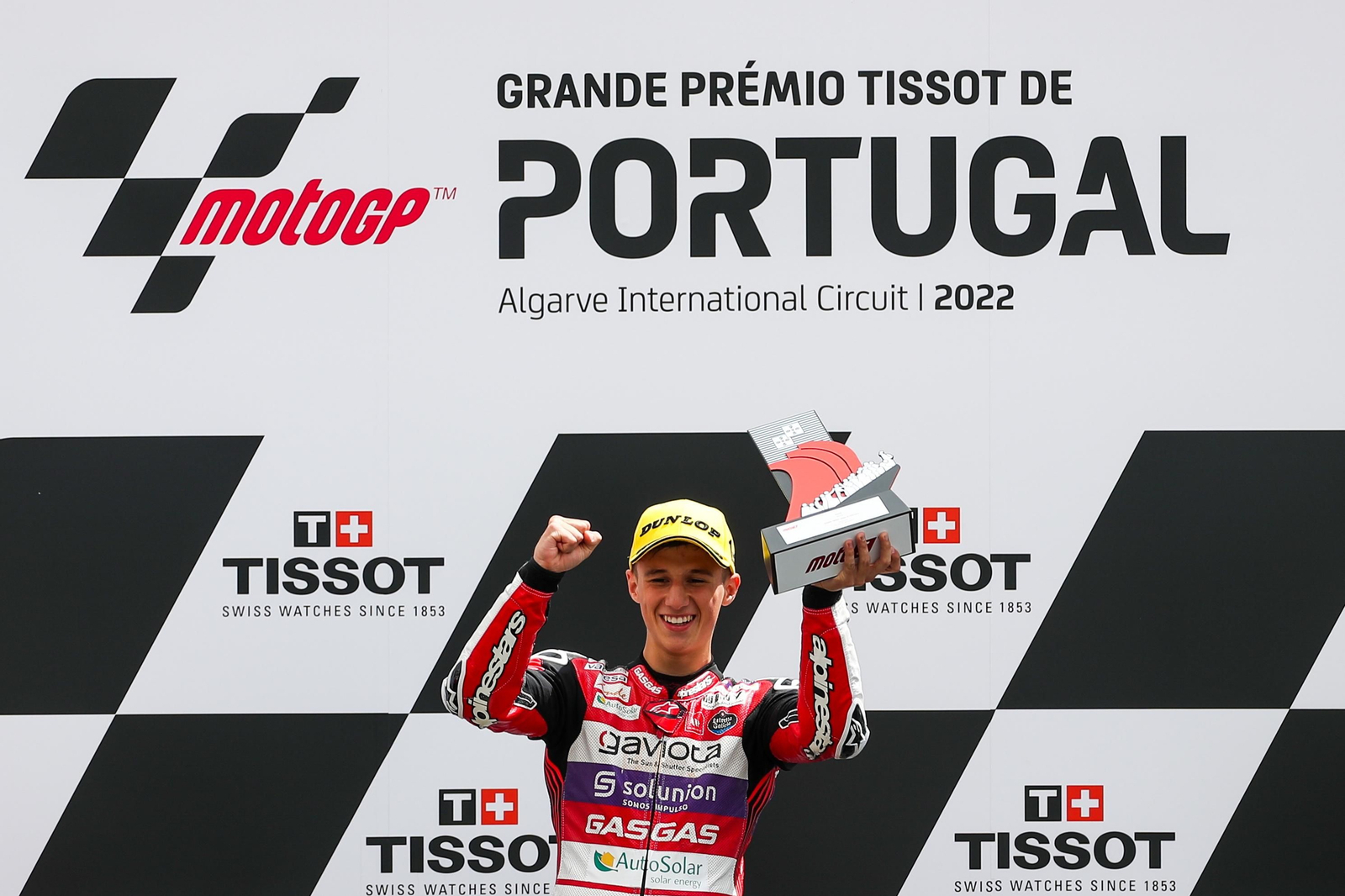 Sergio García Dols levanta el trofeo de campeón en en GP de Portugal en Moto3