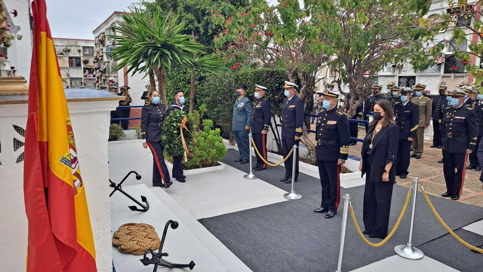 Reponso de la Armada en el cementerio.
