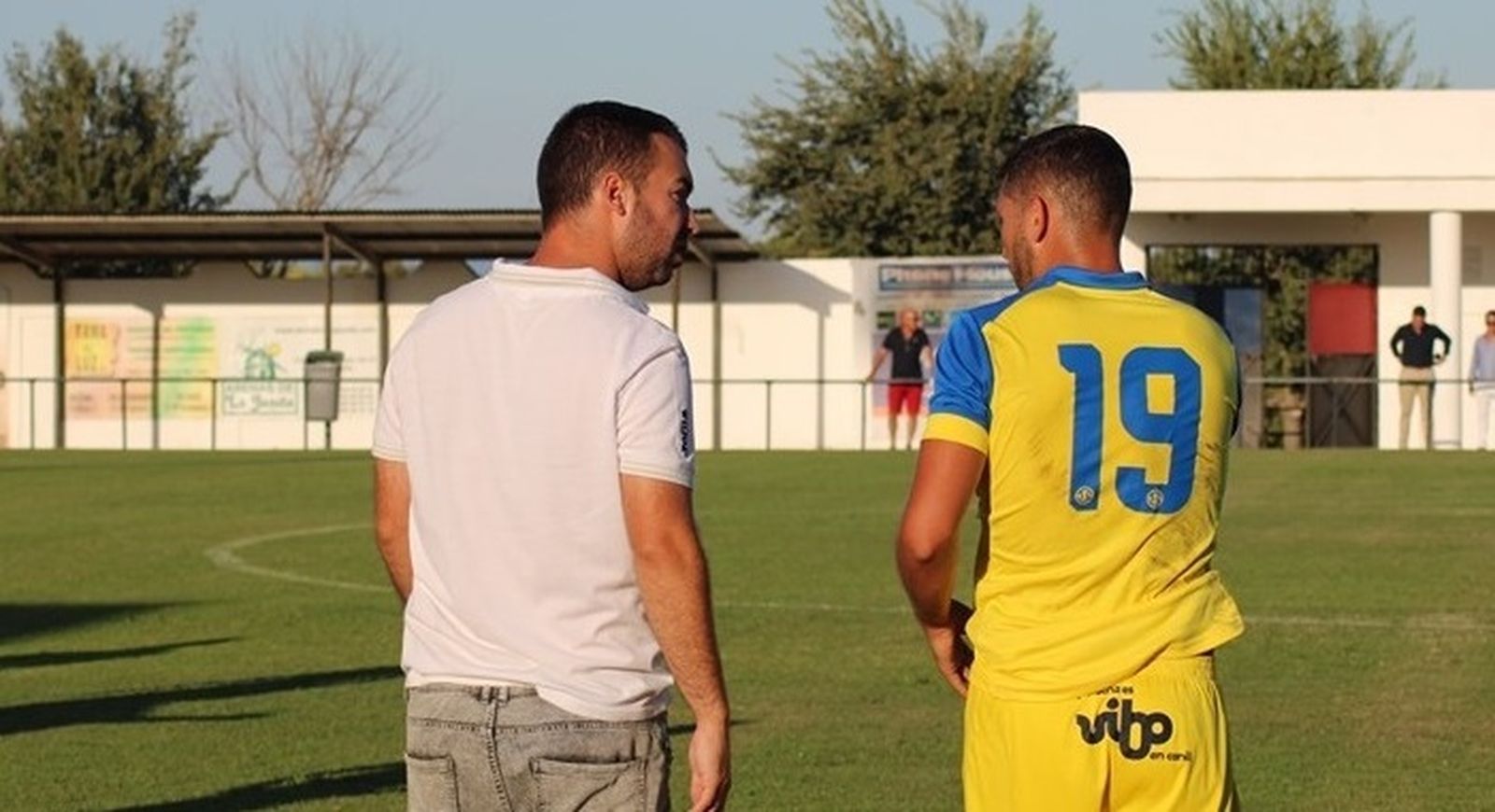 Lázaro Canto, técnico del Conil, charla con Juan Ureba en el Trofeo Ciudad de Vejer.