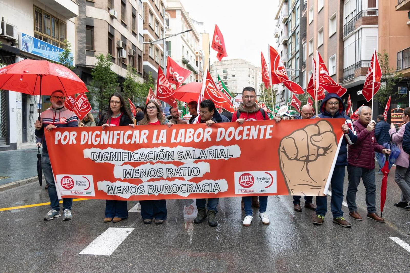 Unas 200 personas han participado en la manifestación por el Día del Trabajo.