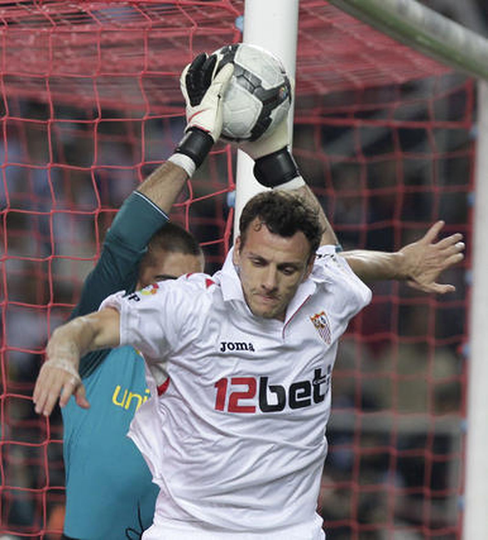 El Sevilla está más cerca de la Liga de Campeones pese a perder ante el Barcelona con diez jugadores por expulsión de Konko. / Antonio Pizarro