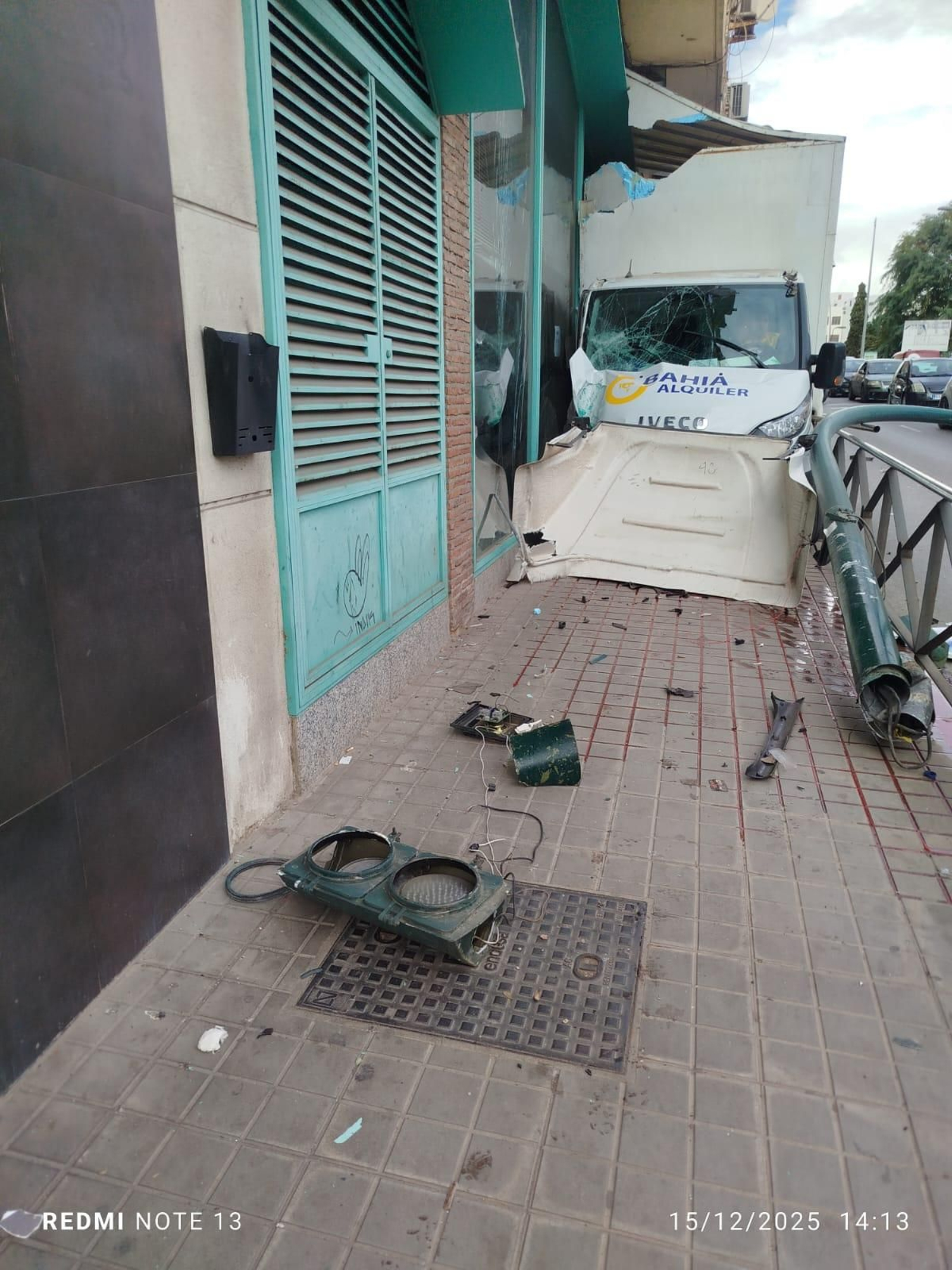 Susto en la carretera de Ronda tras la salida de vía de un camión