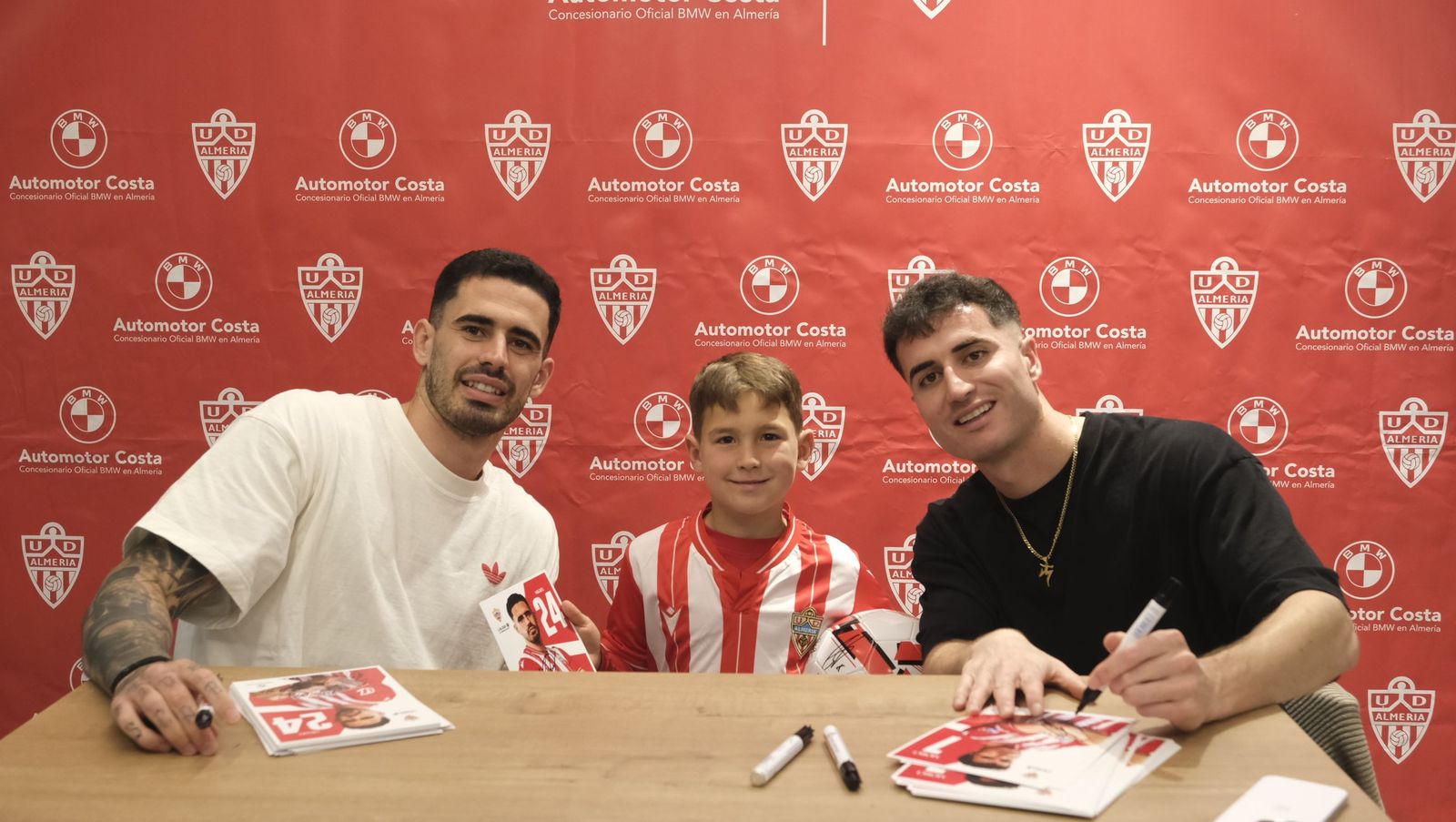 La firma de autógrafos de Jon Morcillo y Miguel de la Fuente en Automotor Costa BMW