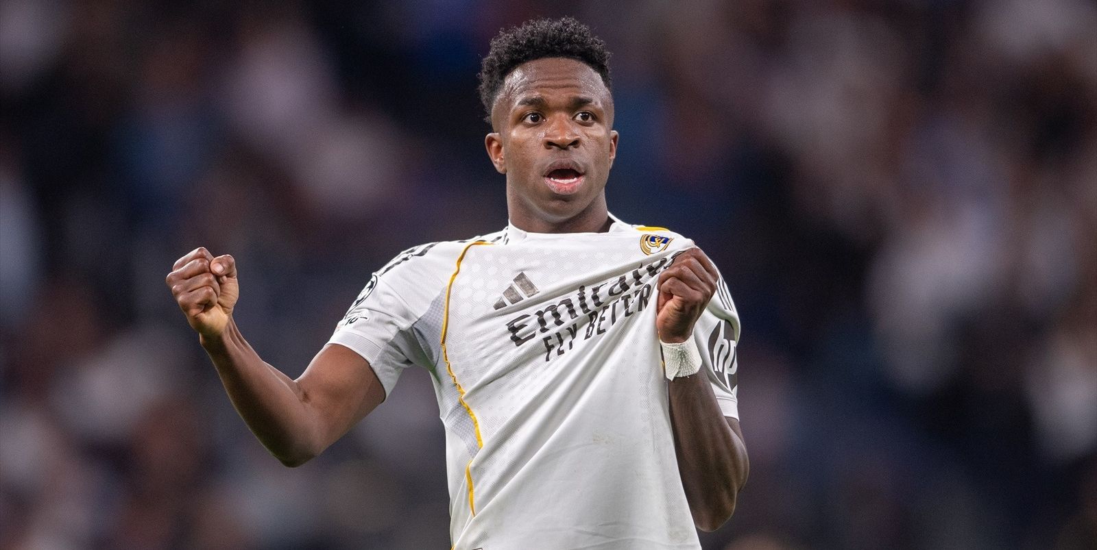 Vinícius celebra el gol del triunfo madridista contra el Benfica.