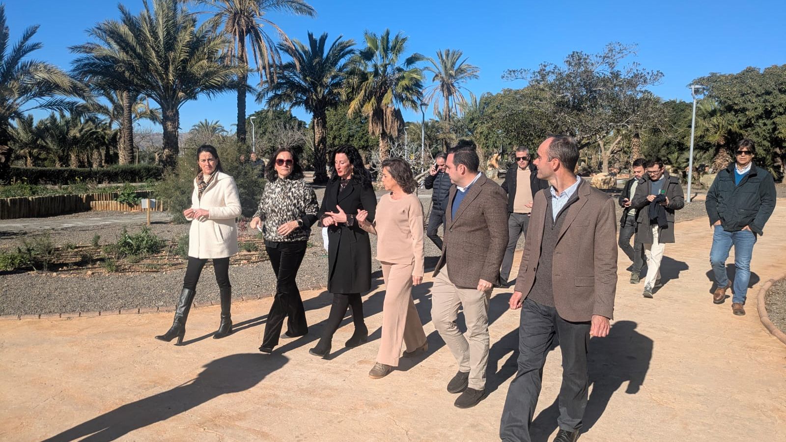 La consejera junto a la alcaldesa y otros representantes políticos en su recorrido por los senderos.