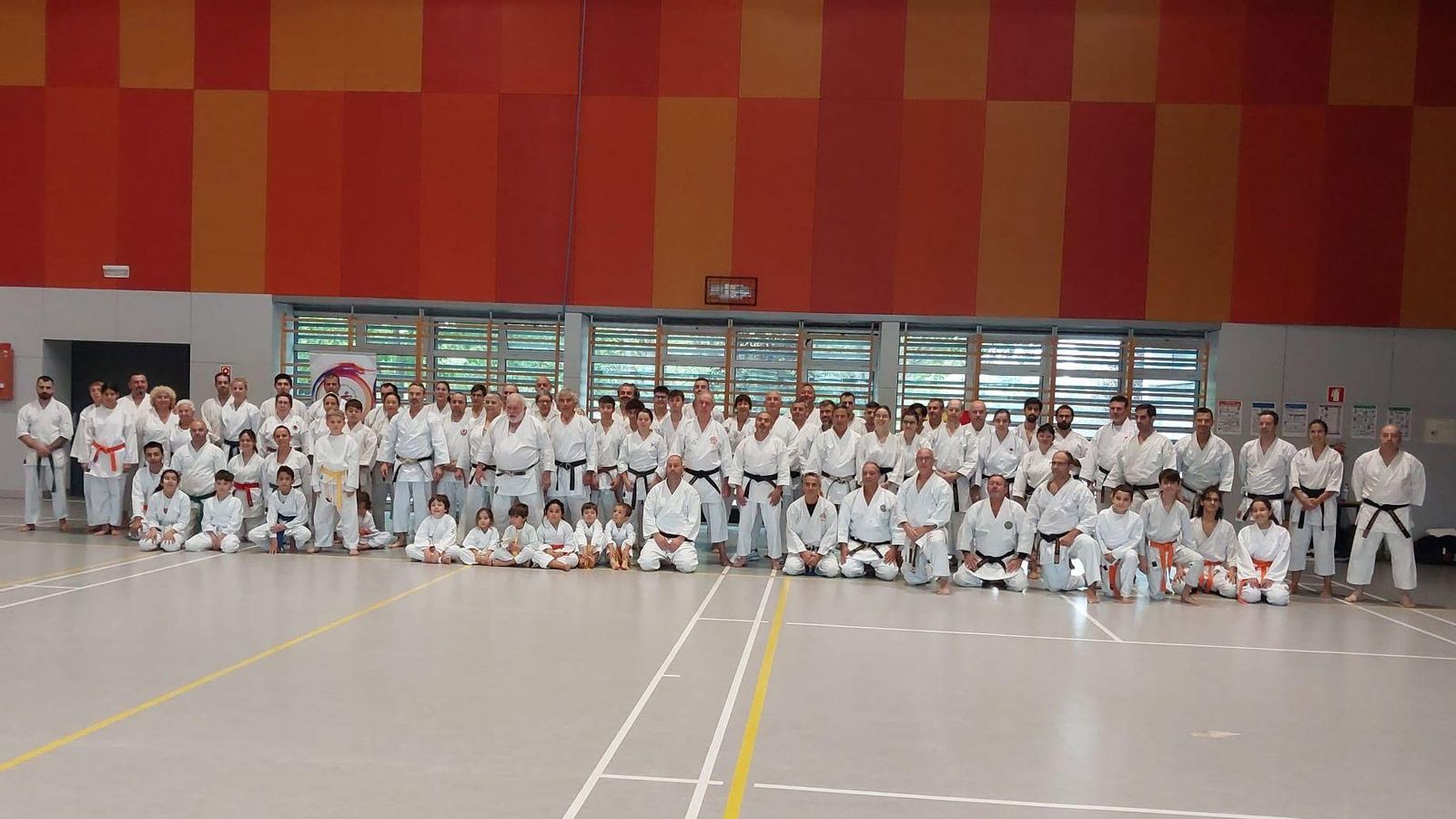 Foto de familia de los participantes en el Curso Internacional de Kárate en Fátima.