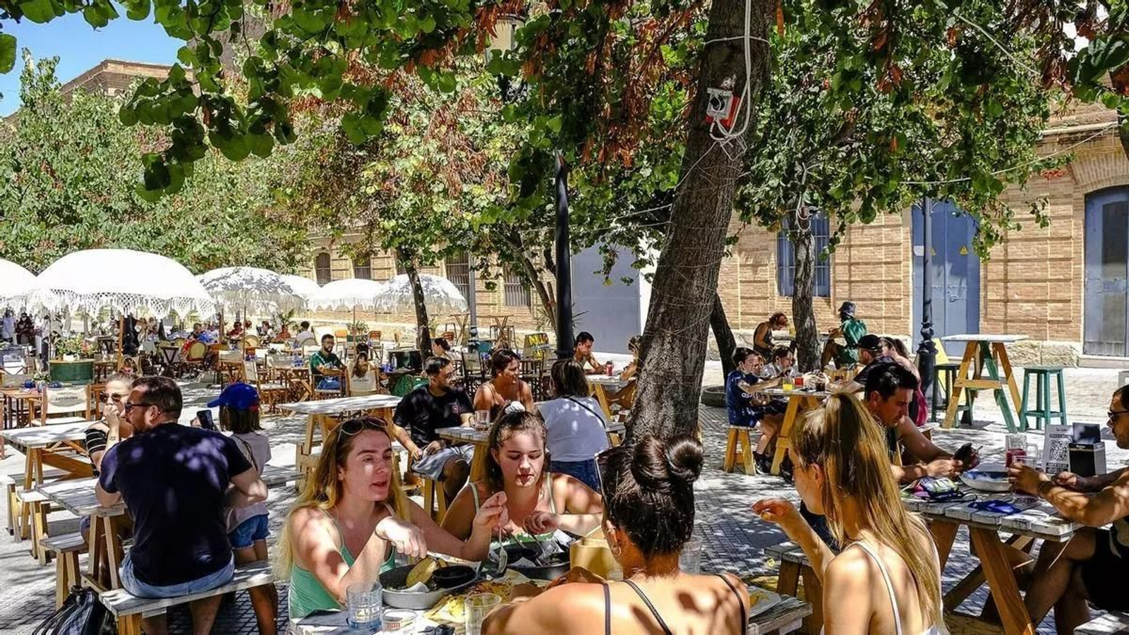 La terraza de uno de los restaurantes de la calle Plocia de Cádiz