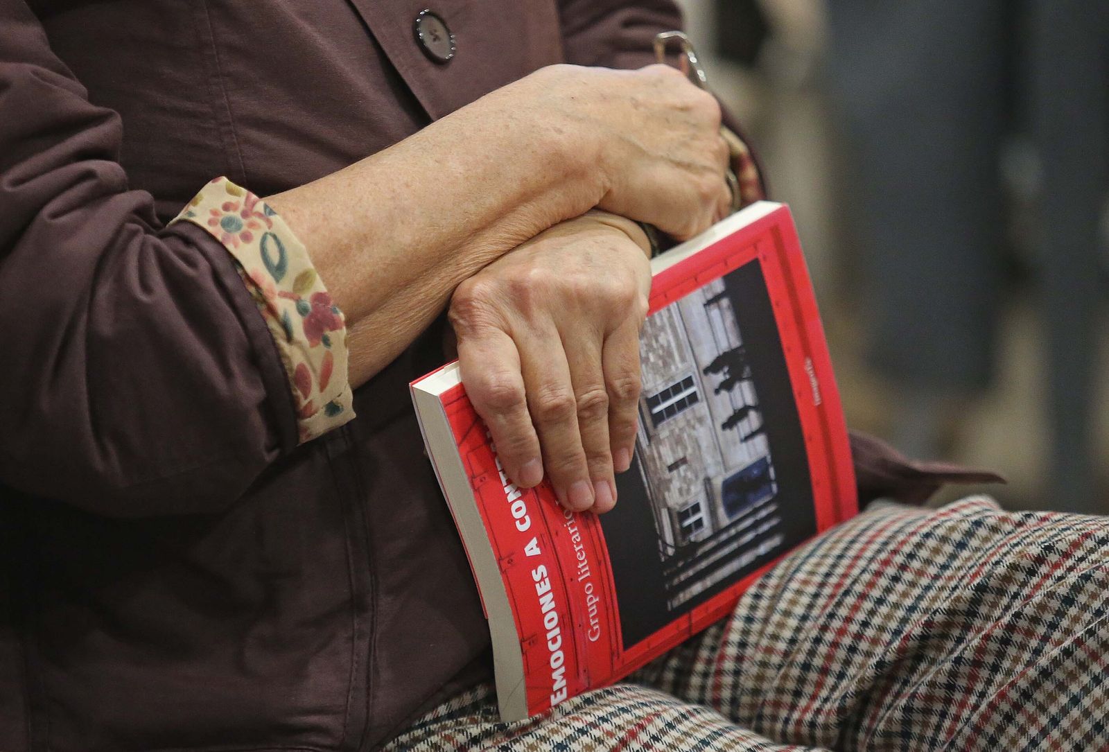 Fotos de la presentación del libro  'Emociones a Contraluz' del grupo literario Infusiónate en Algeciras