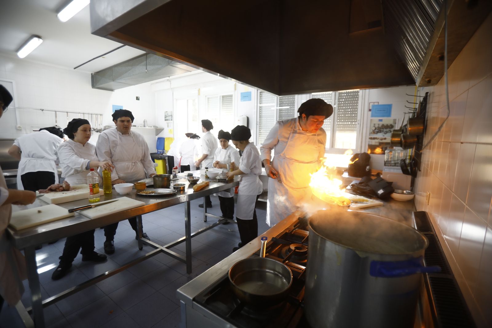 El restaurante y las cocinas del instituto Gran Capitán de Córdoba, en imágenes