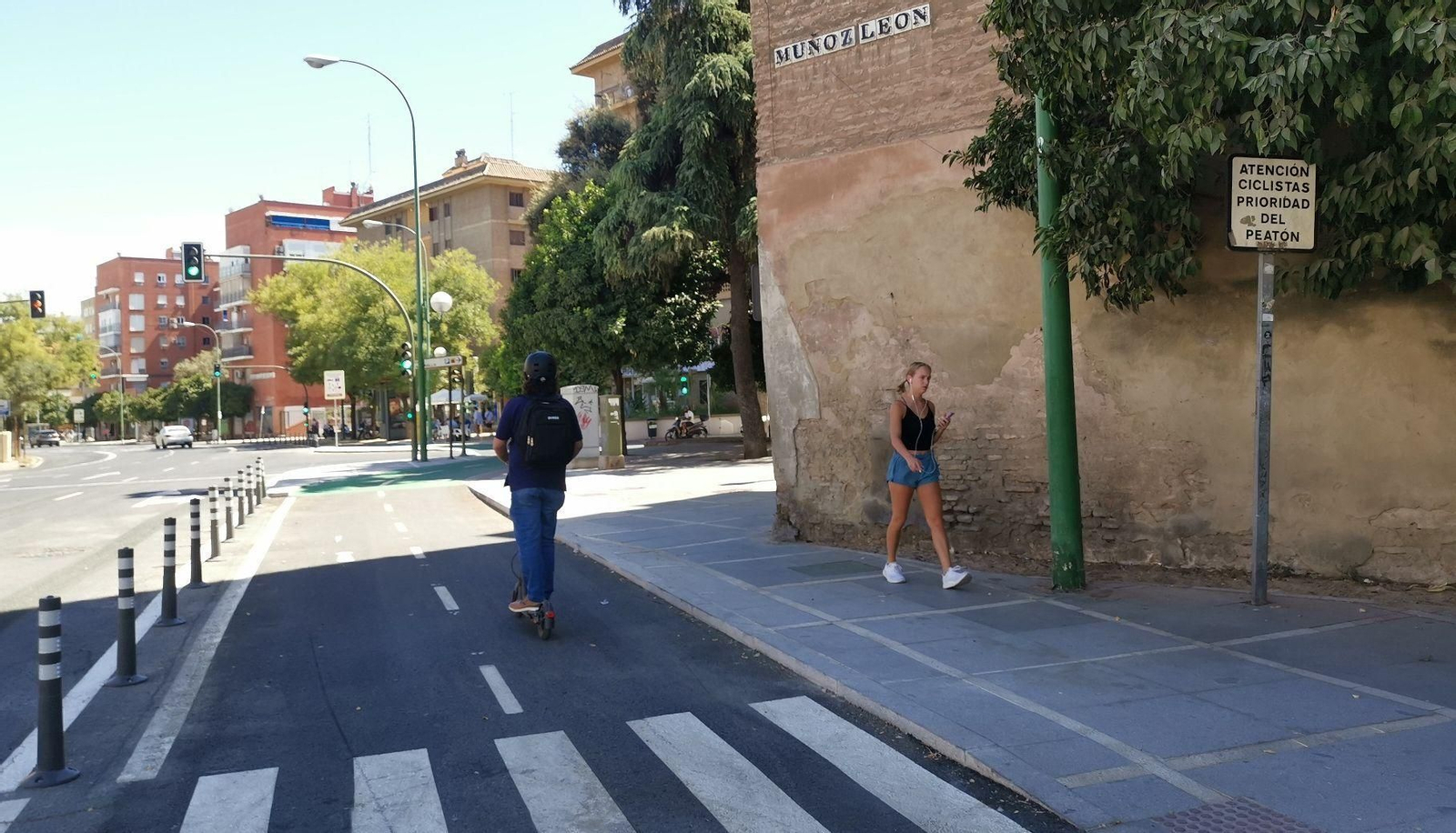 Carril bici, acerado y calzada en la Ronda Histórica a la altura de San Hermenegildo.