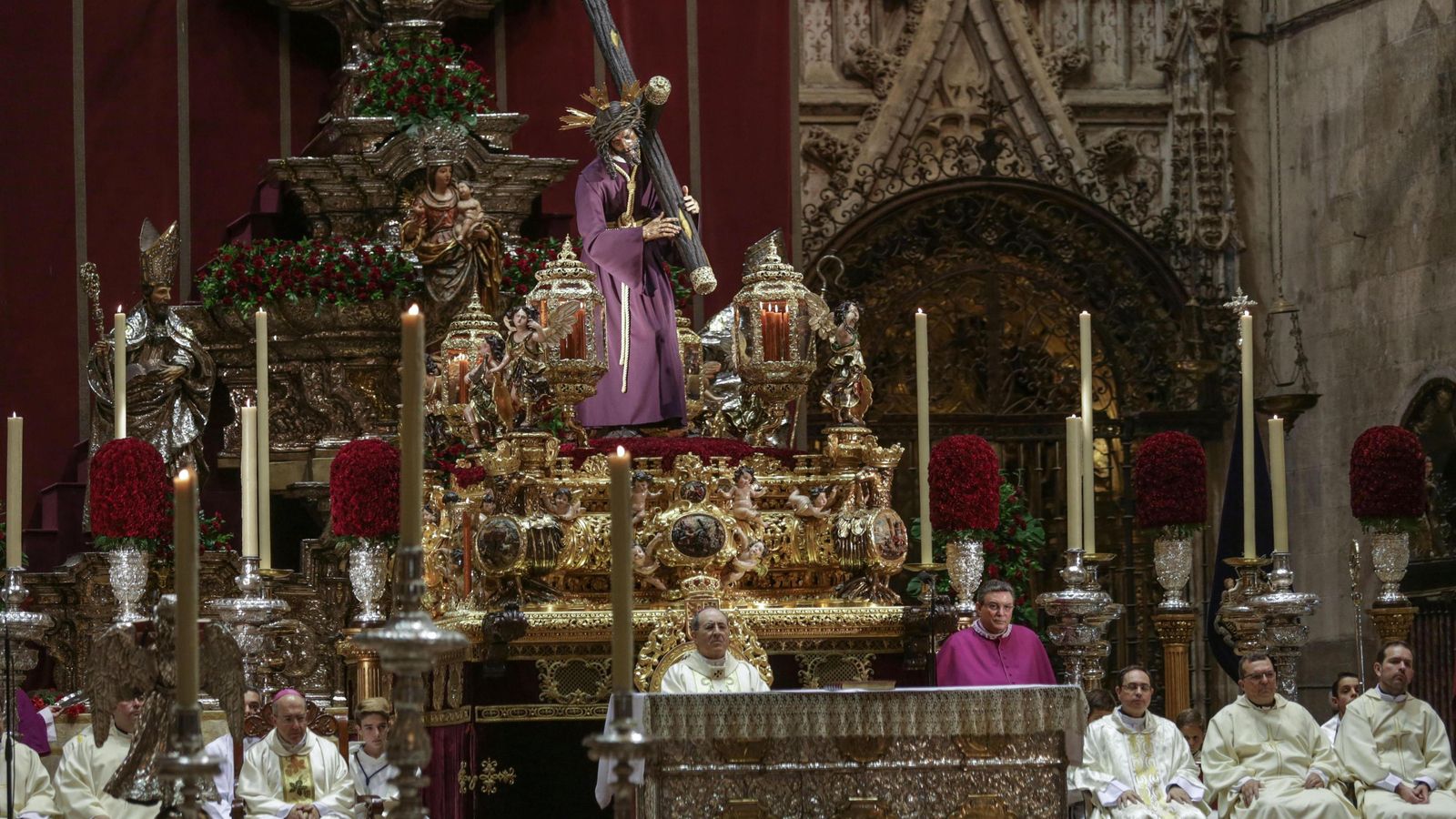 Asenjo durante la misa de clausura del Año de la Misericordia, en la que estuvo presente el Señor del Gran Poder.