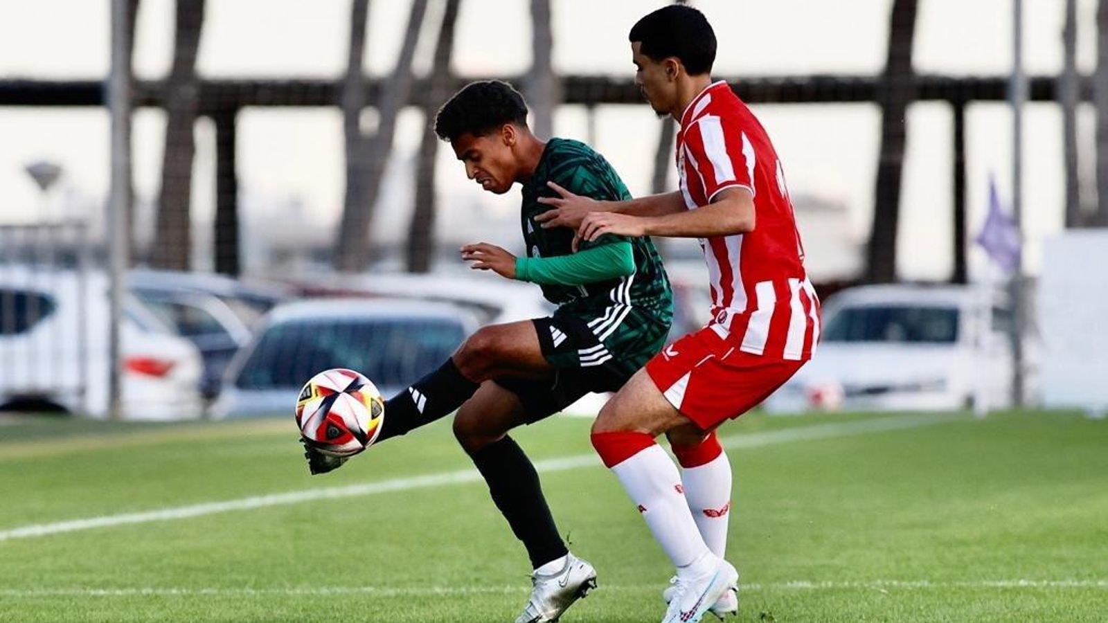 Mani López intenta recuperar un balón cerca de la línea de cal Mani López intenta recuperar un balón cerca de la línea de cal