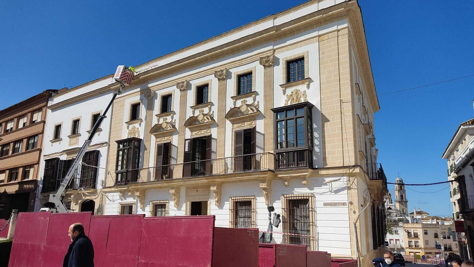 La fachada del Palacio de la Condesa de Casares sin la lona que lo cubría La fachada del Palacio de la Condesa de Casares sin la lona que lo cubría