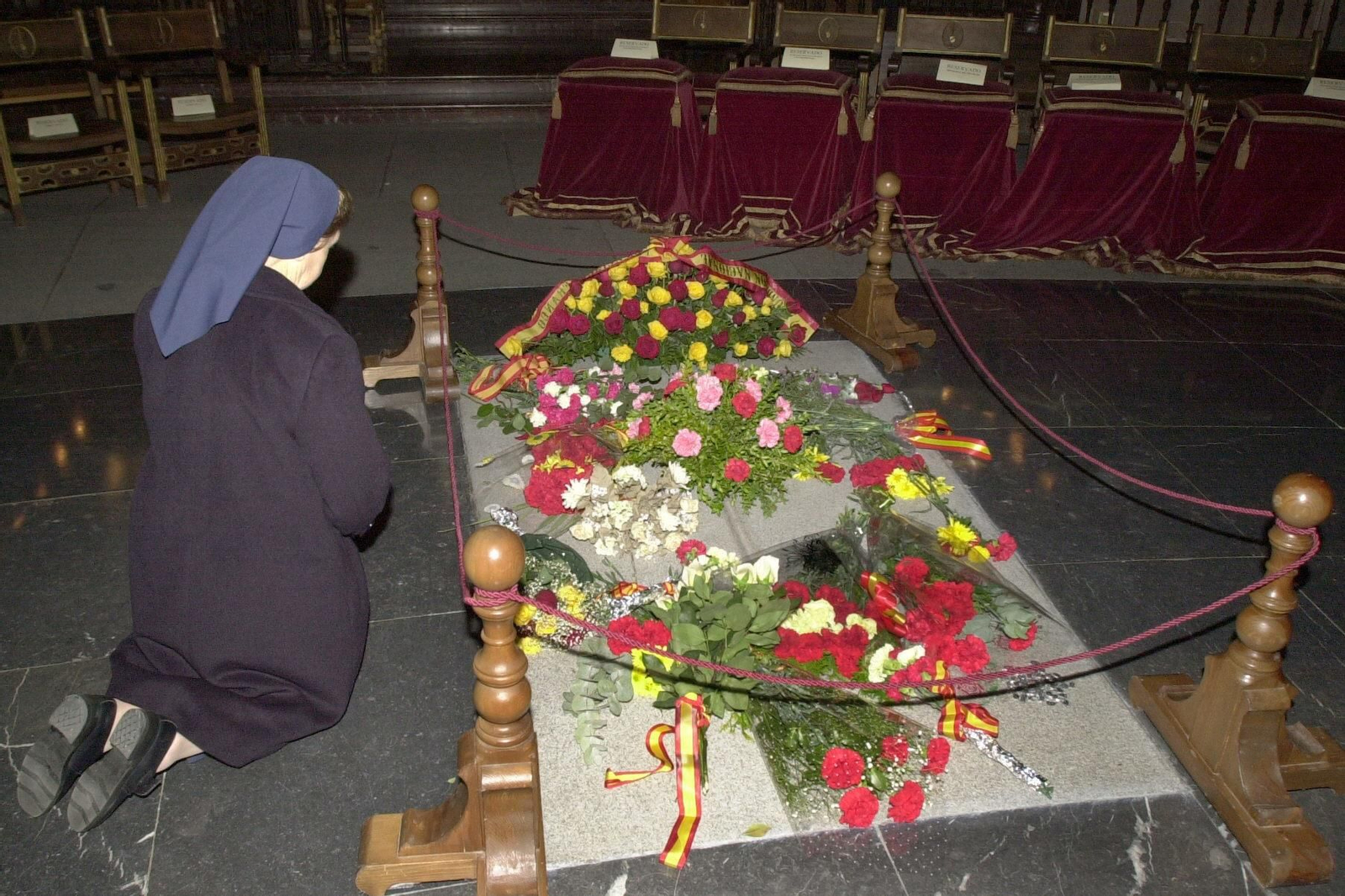 Una monja reza ante la tumba de Franco durante el XXV aniversario de su muerte, en 2000. Una monja reza ante la tumba de Franco durante el XXV aniversario de su muerte, en 2000.