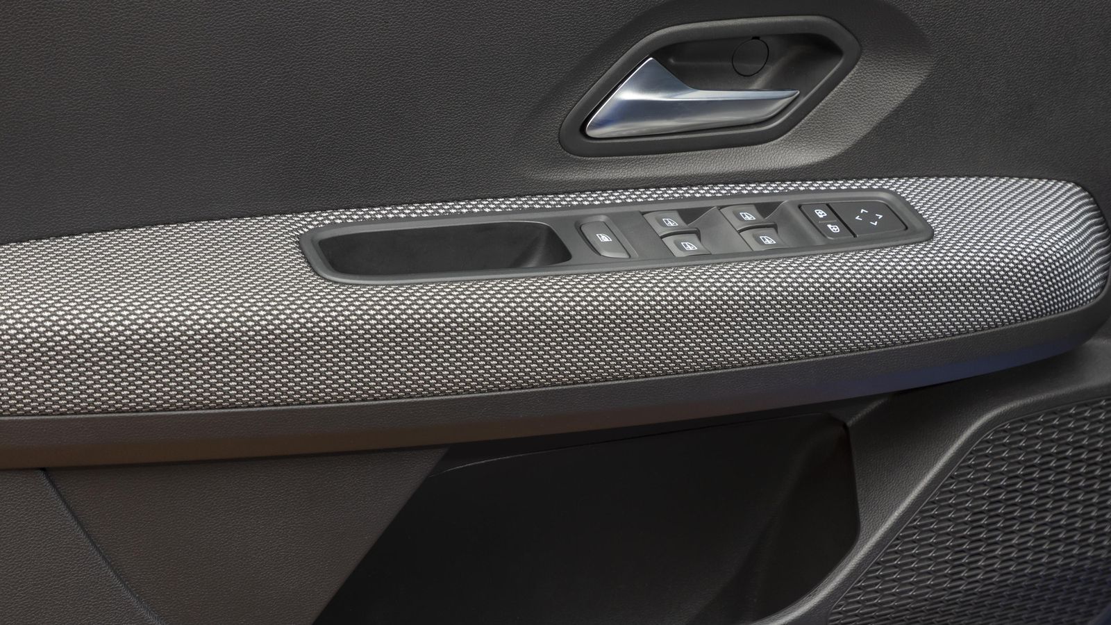 Elementos como los retrovisores o los cuatro elevalunas eléctricos hacen que merezca la pena buscar un Sandero Comfort si se quiere un utilitario homologable a otros también modernos.