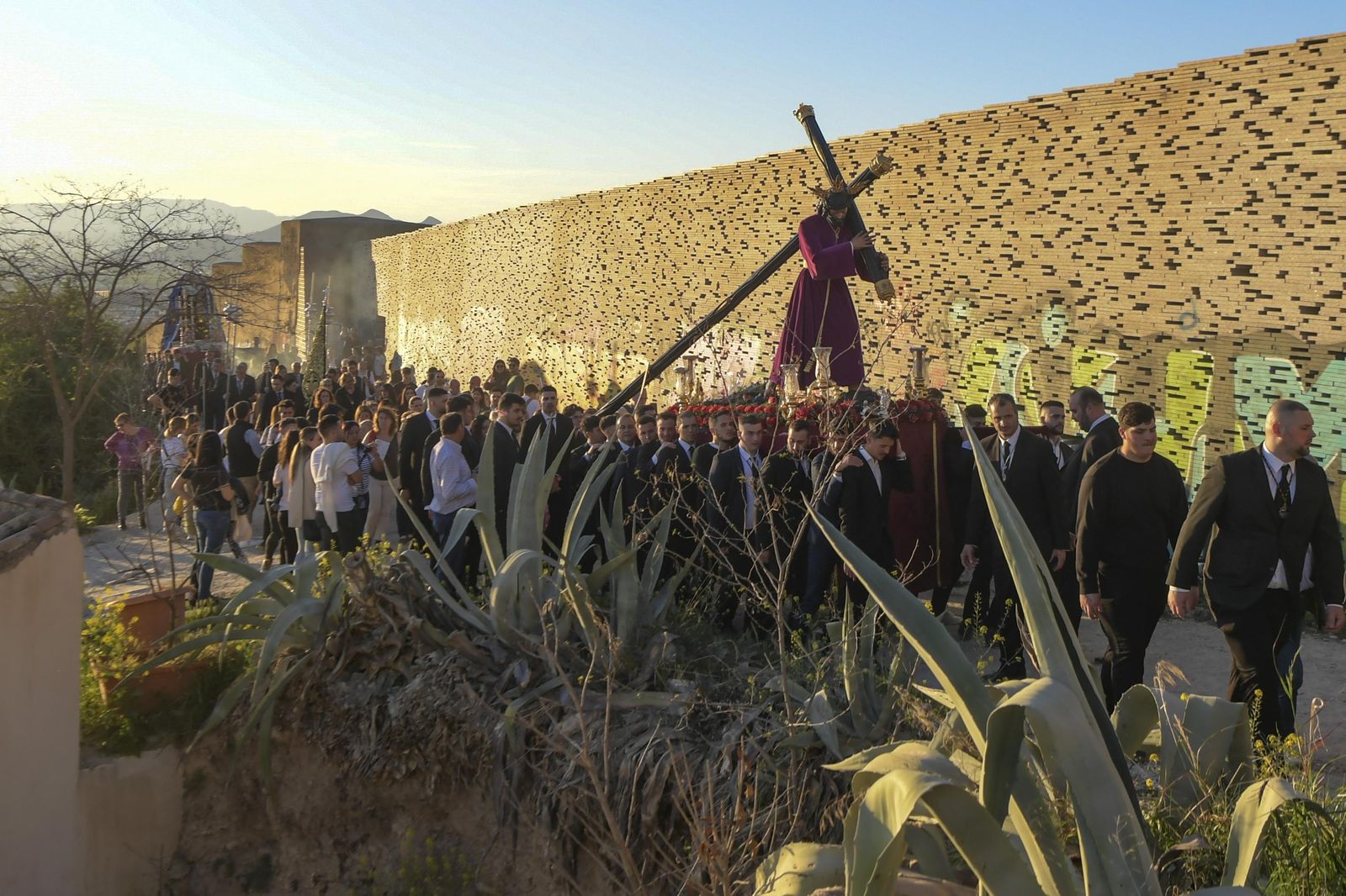 Galería: La Estrella sube en vía crucis al Cerro de San Miguel
