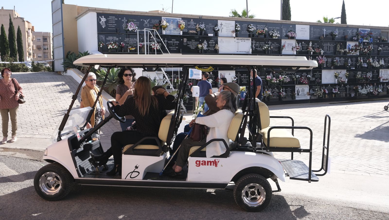 Imágenes del Día de Todos los Santos en el Cementerio de San José de Almería