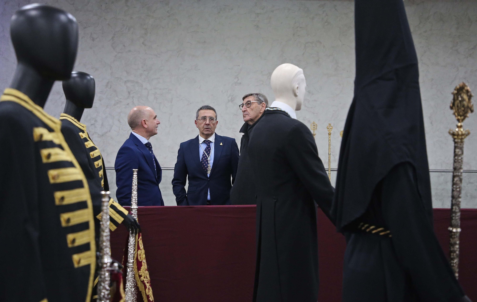 Fotos de la exposición de enseres cofrades en La Línea