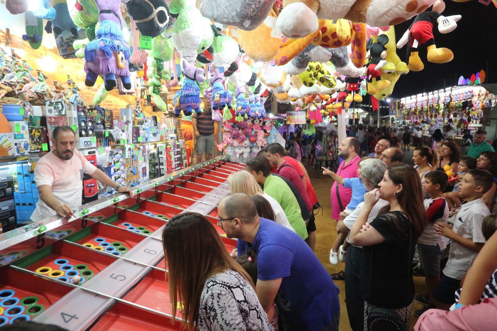 Una tradicional tómbola llena de onubenses.