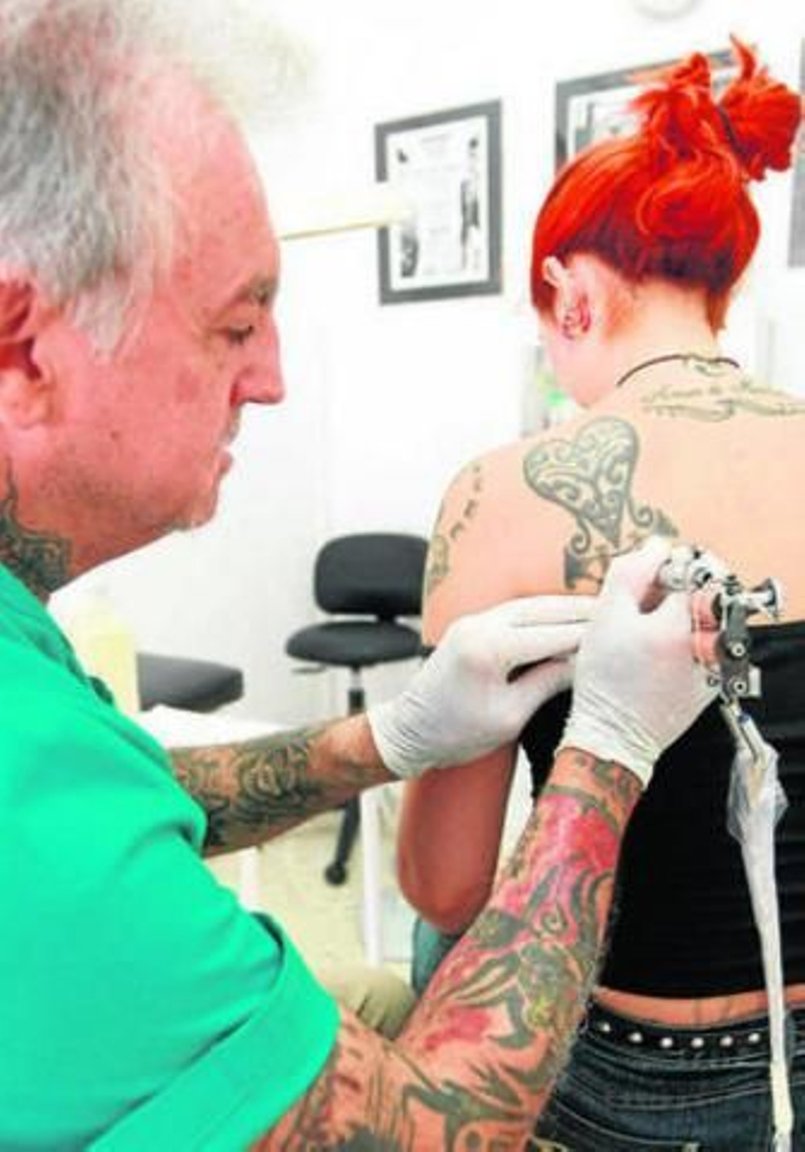 Rafa Tattoo realiza un tatuaje en su estudio.