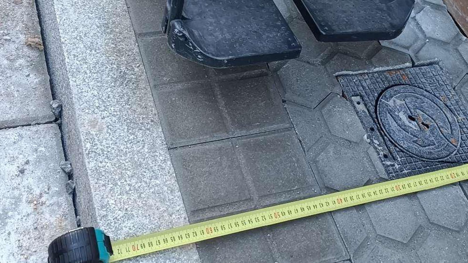 Acera que poco más de 70 centímetros en la reurbanización de Bellavista por parte de Emasesa.