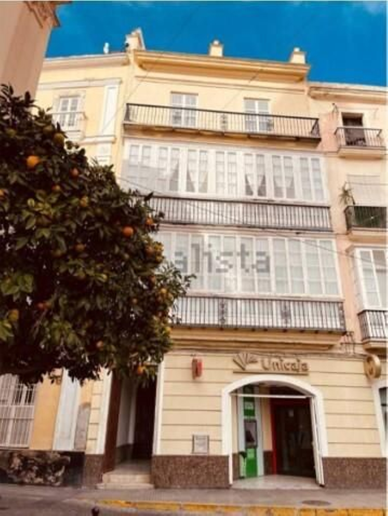 Fachada de una finca con pisos a la venta en la plaza de San Antonio.