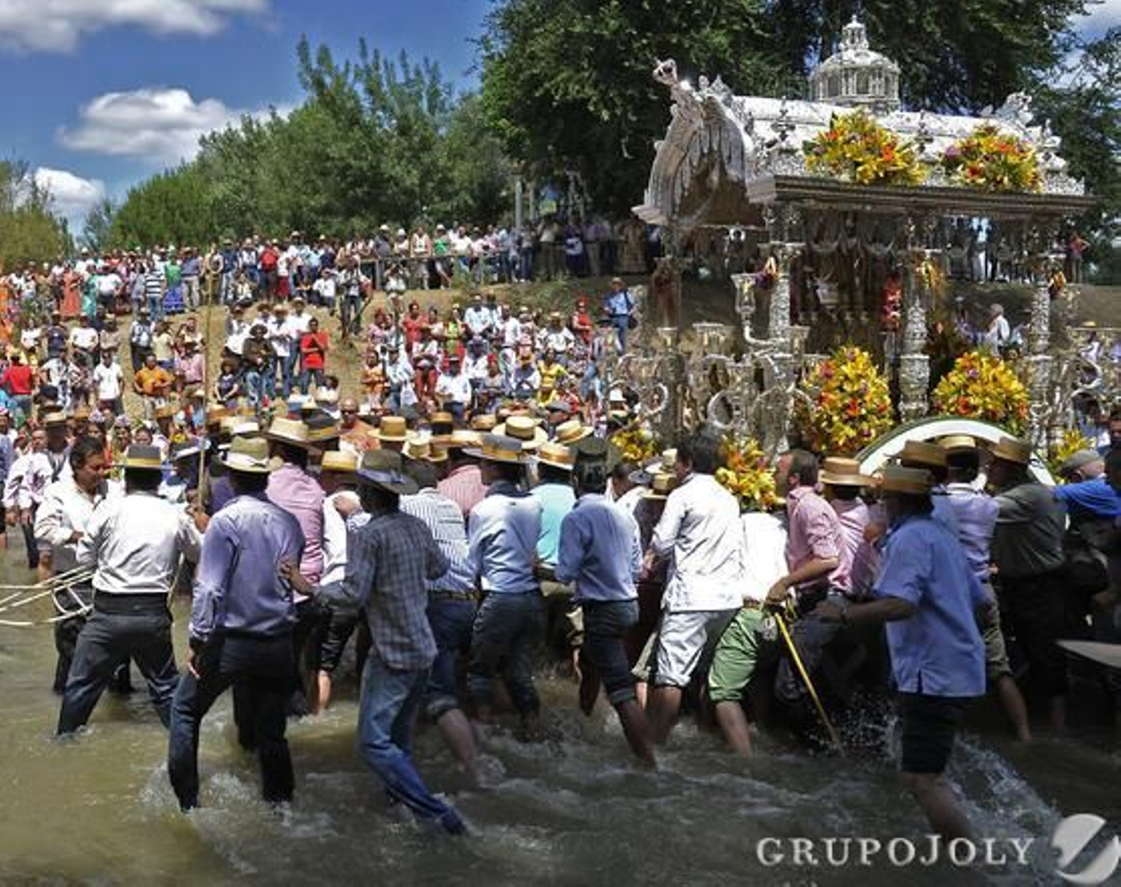 Los romeros macarenos a su paso por el Quema camino del Rocío.

Foto: Juan Carlos Vázquez