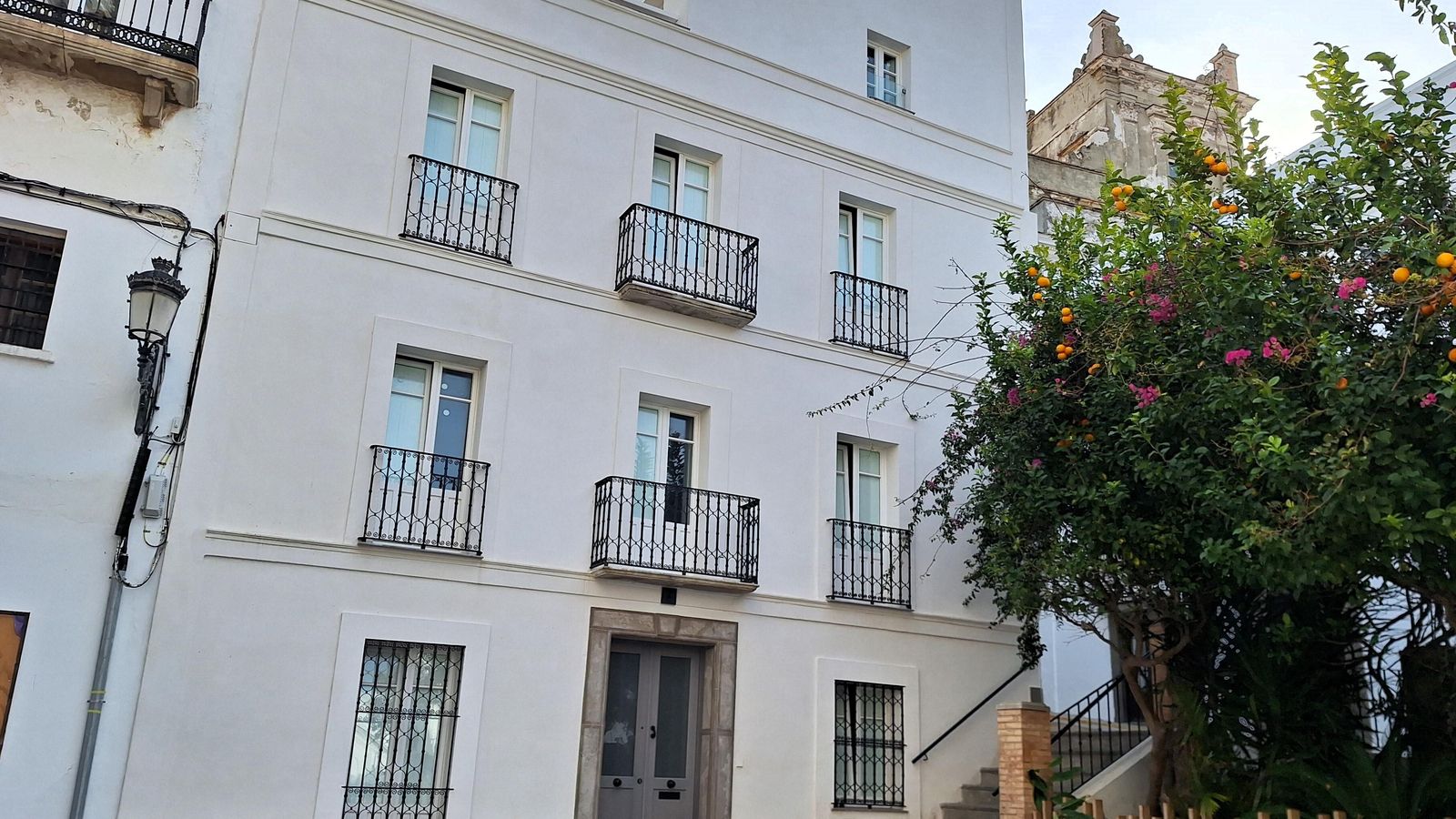 Esta casa recién reconstruida ocupa el solar en el que estuvo el pósito de la plaza del Mesón esquina con la calle Aljaranda. Esta casa recién reconstruida ocupa el solar en el que estuvo el pósito de la plaza del Mesón esquina con la calle Aljaranda.
