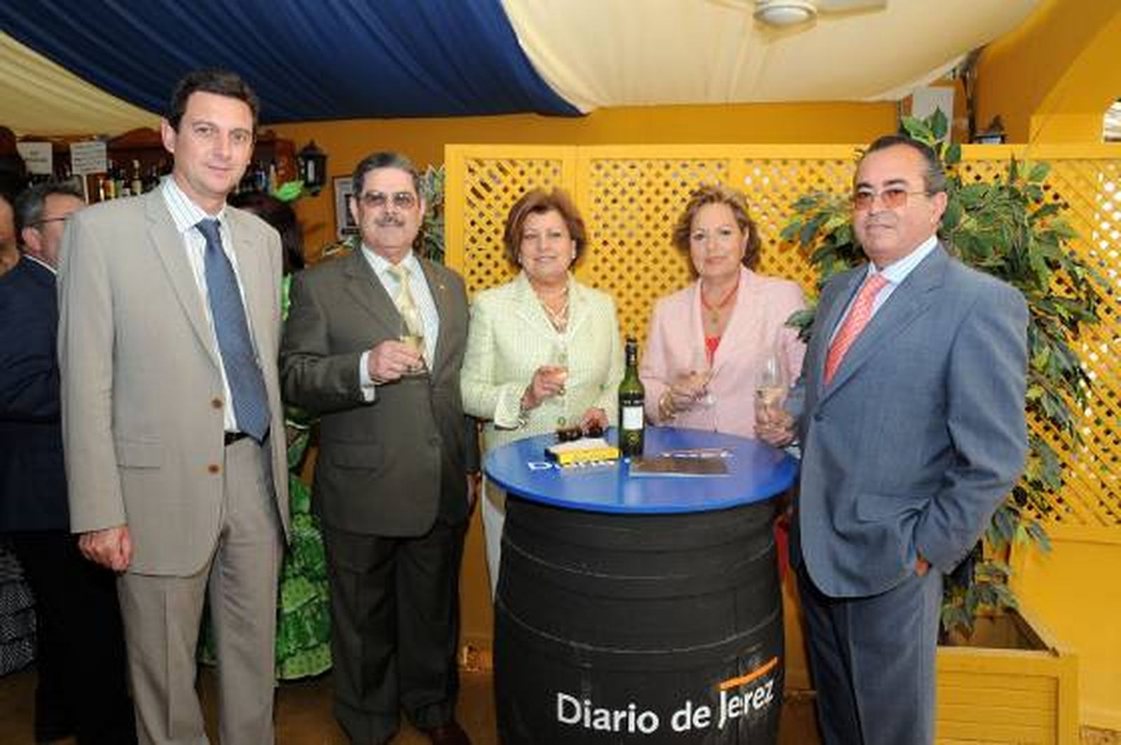 Miguel Berraquero junto a Rafael Castro y Fernando Pérez y sus respectivas esposas.  

Foto: Manuel Mateo