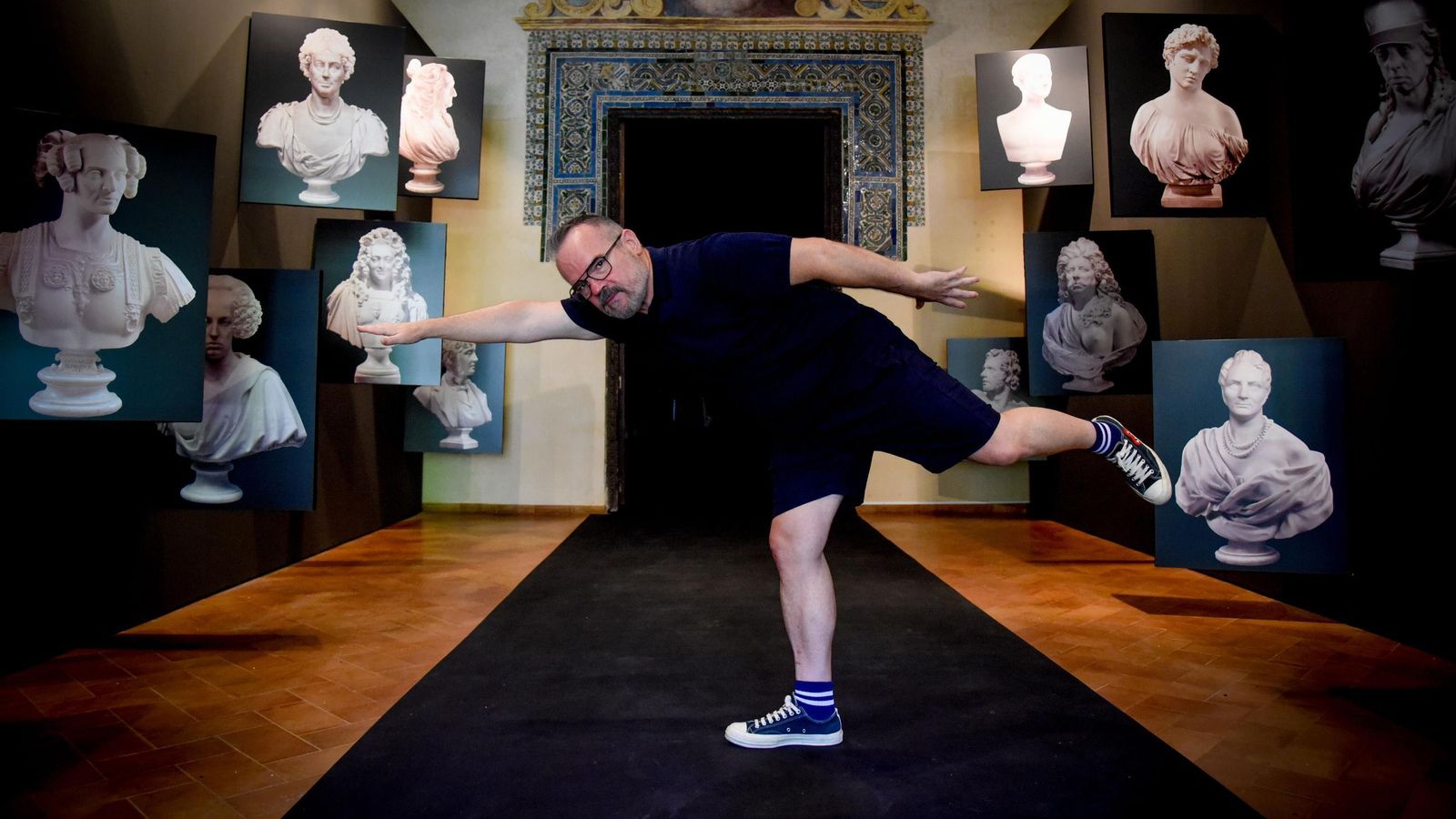 Ángel Pantoja posa entre las obras de su exposición, programada hasta final de mes en el refectorio del Espacio Santa Clara. Ángel Pantoja posa entre las obras de su exposición, programada hasta final de mes en el refectorio del Espacio Santa Clara.