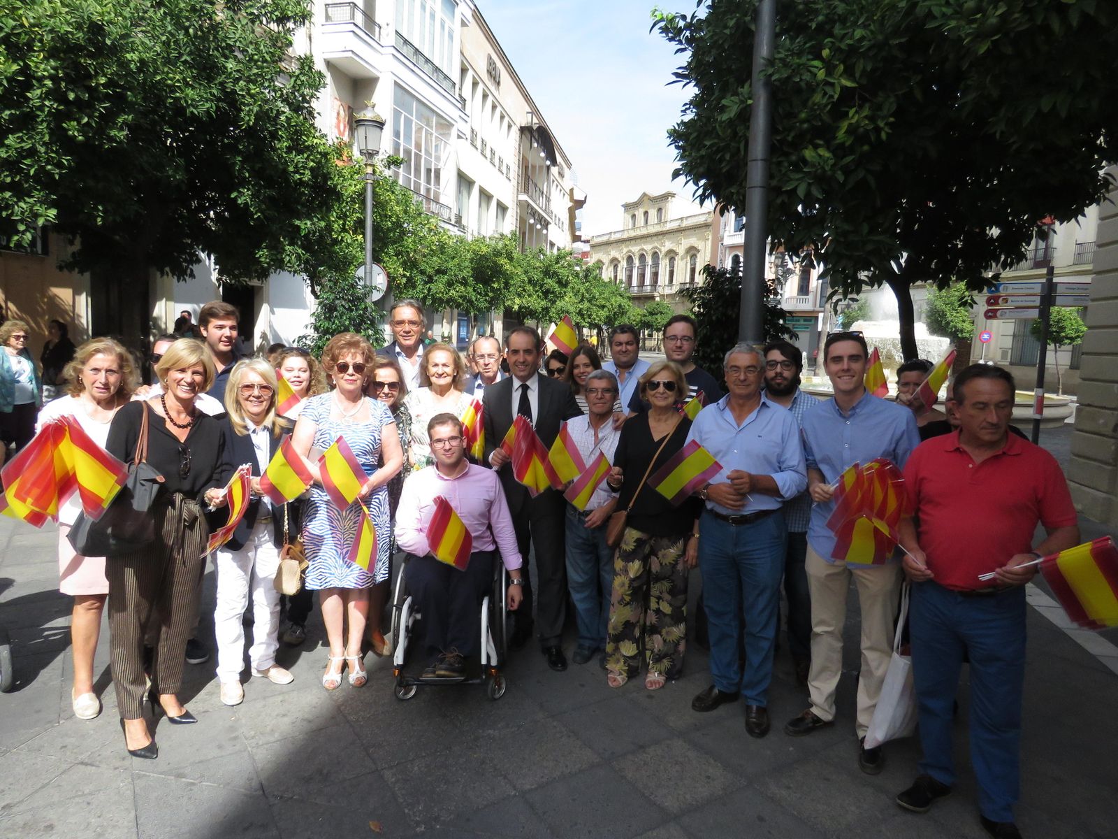 Dirigentes del PP de Jerez, con Saldaña a la cabeza, ayer en el centro repartiendo banderas de España.