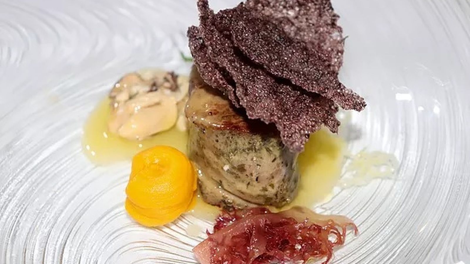 Un paté de cordero segureño decorado con granadina.