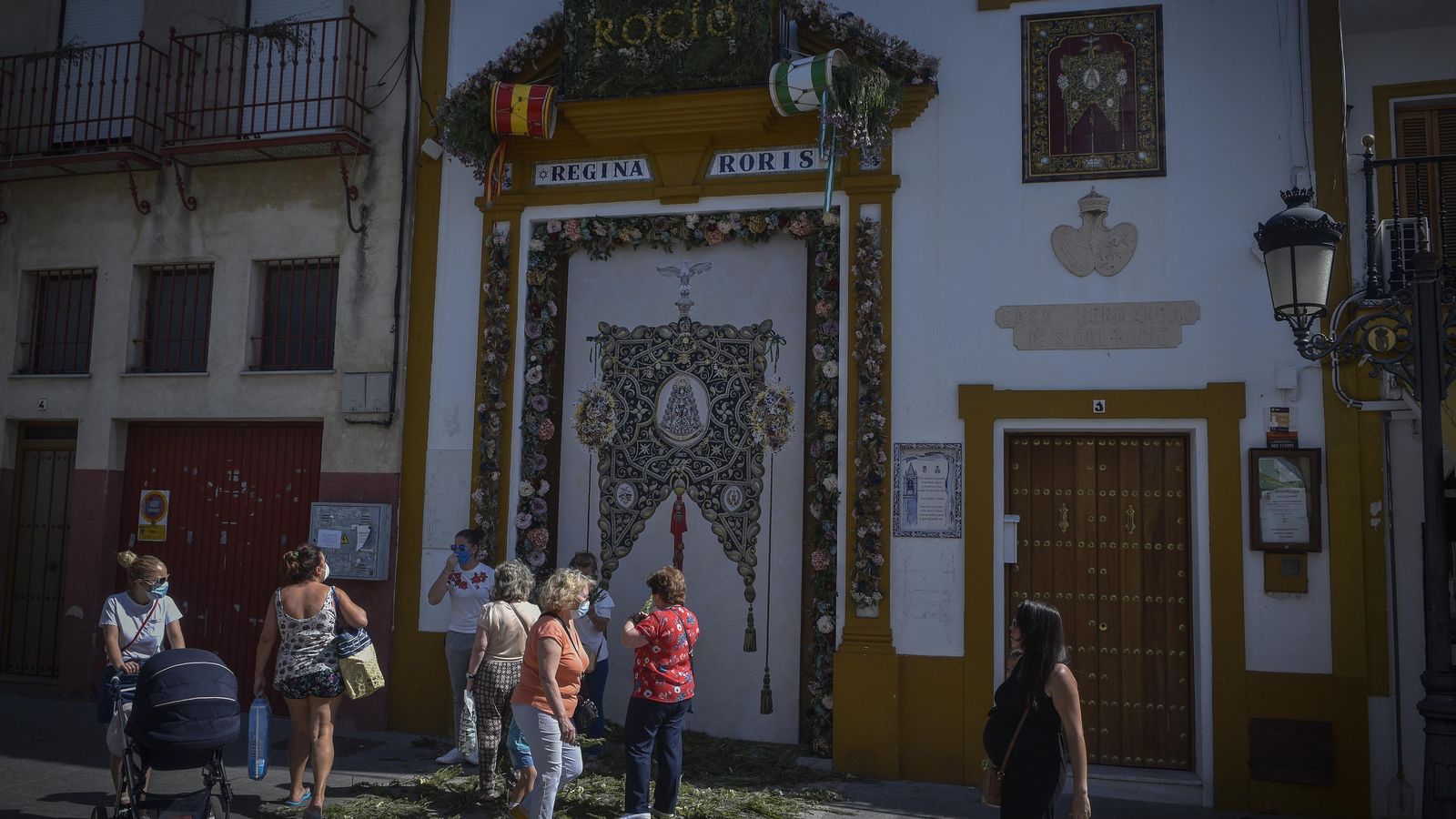 Una foto a gran tamaño del Simpecado adorna la fachada de la casa hermandad del Rocío de Gines.