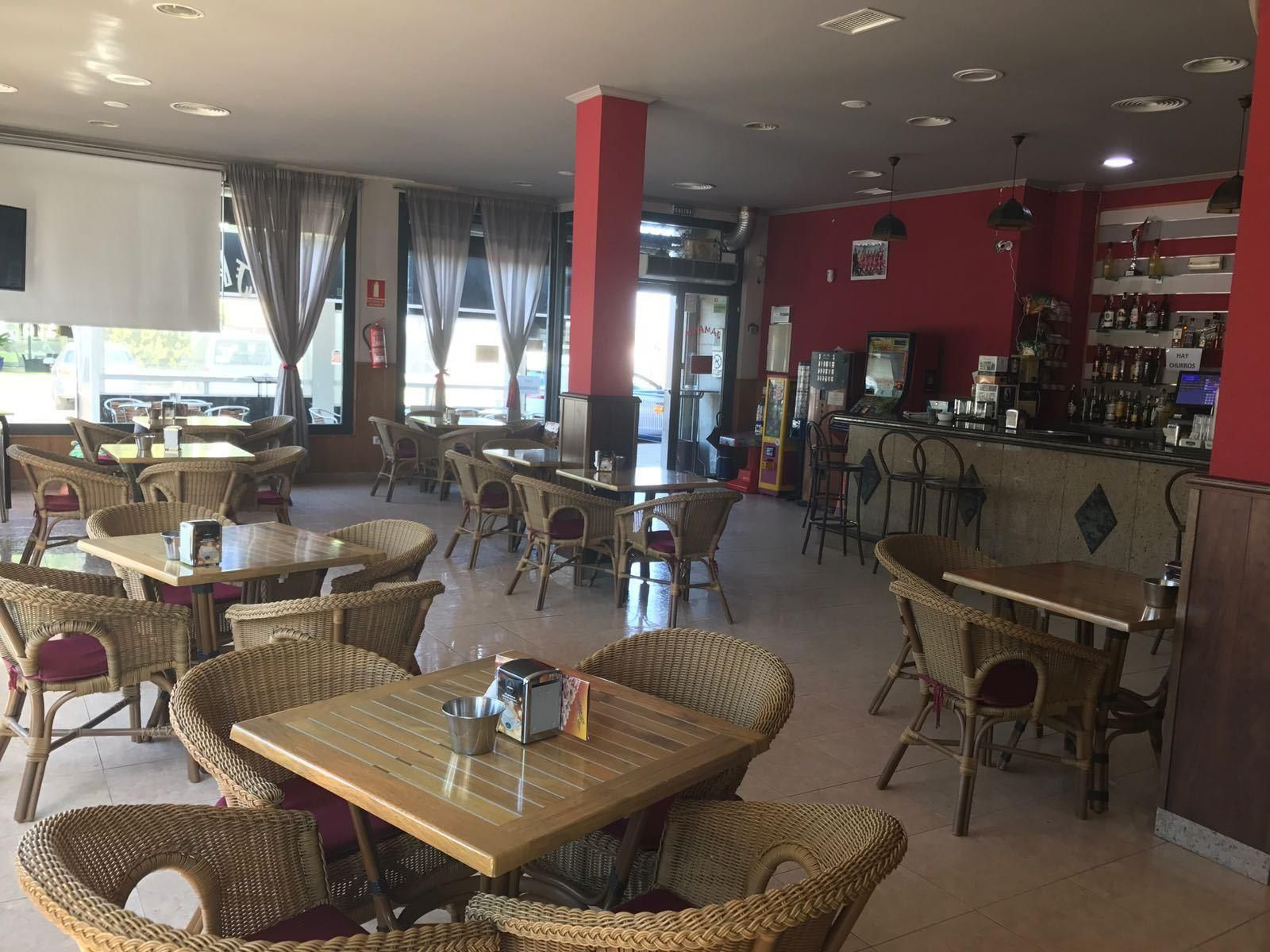 Salón interior de la Cafetería Jamaica, en Pozoblanco.