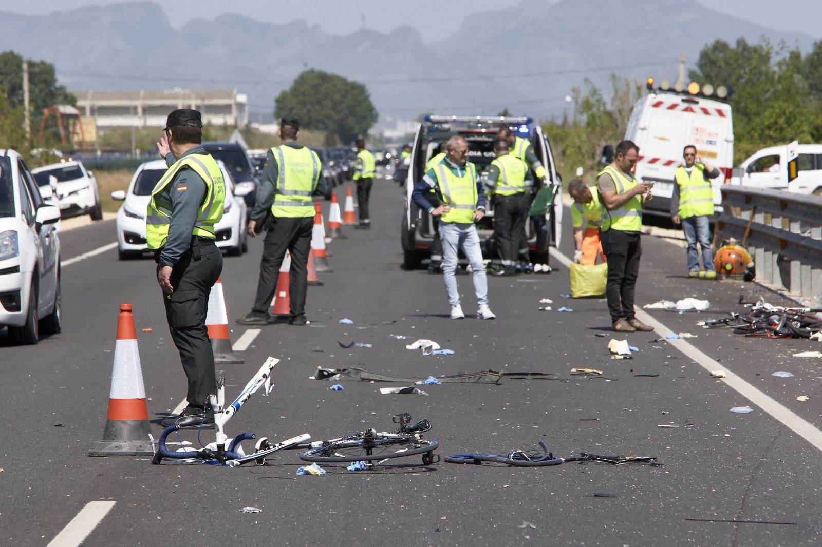 Agentes de la Guardia Civil, entre los restos de las bicicletas arrolladas.