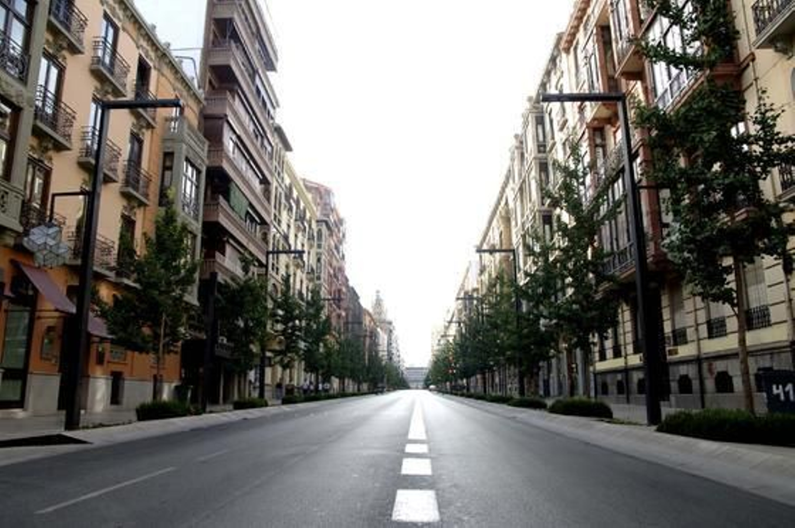 Las calles de Granada, desiertas en el día de la beatificación. / Patri Díez