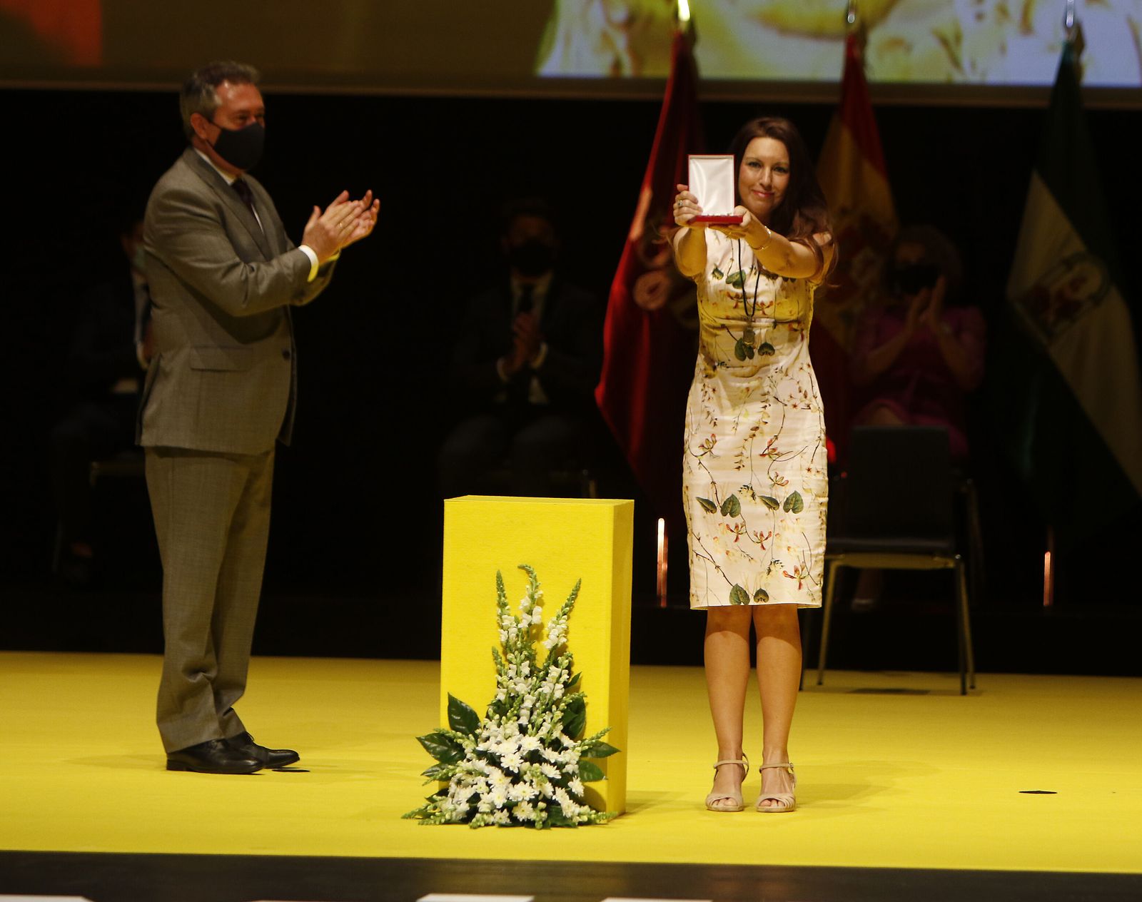 Isabel Escartín, tras recibir la medalla de manos del alcalde