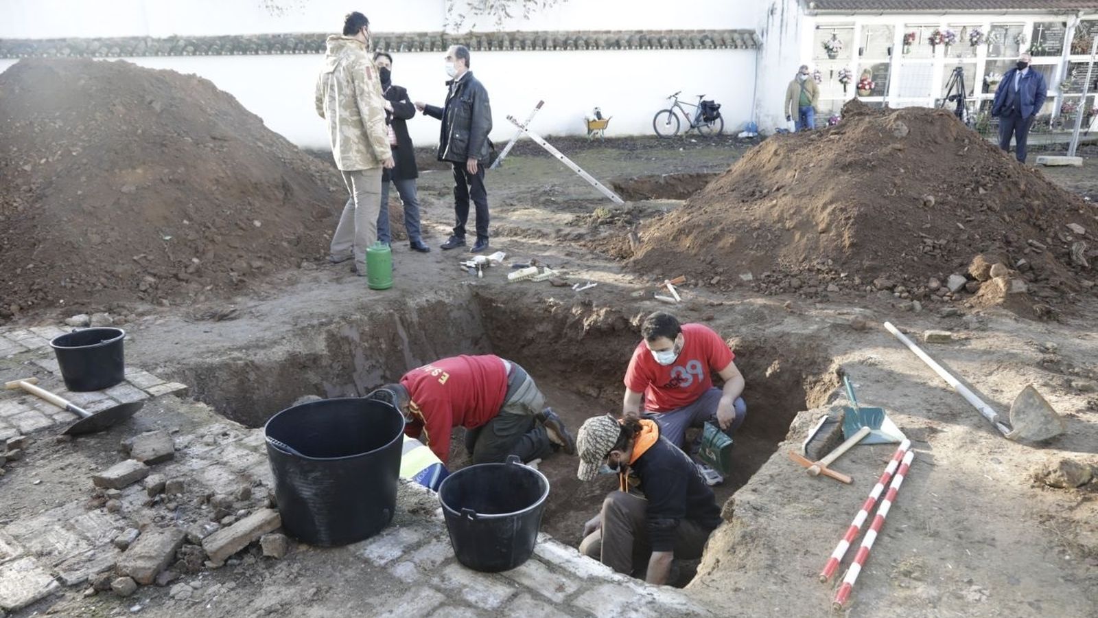Catas previas a las exhumaciones en el cementerio de San Rafael.