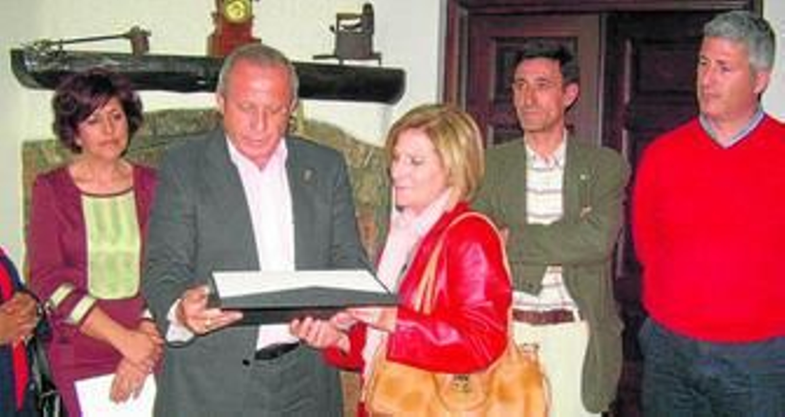 El primer edil de Huércal de Almería durante el acto de inauguración de la muestra.