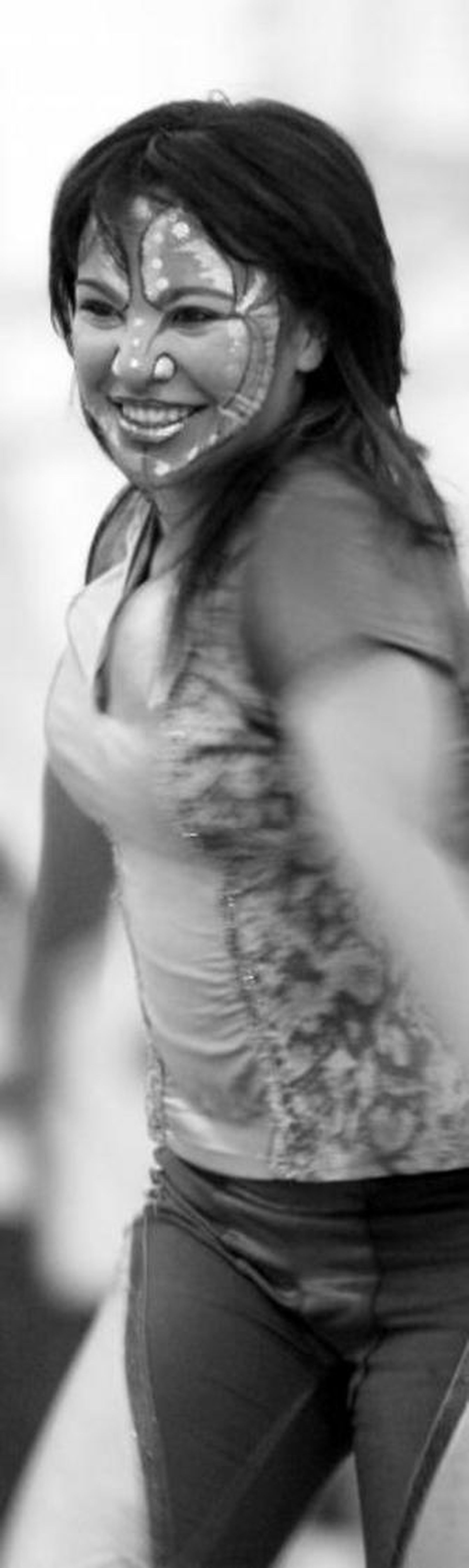 Una de las acróbatas integrantes de la compañía colombiana.