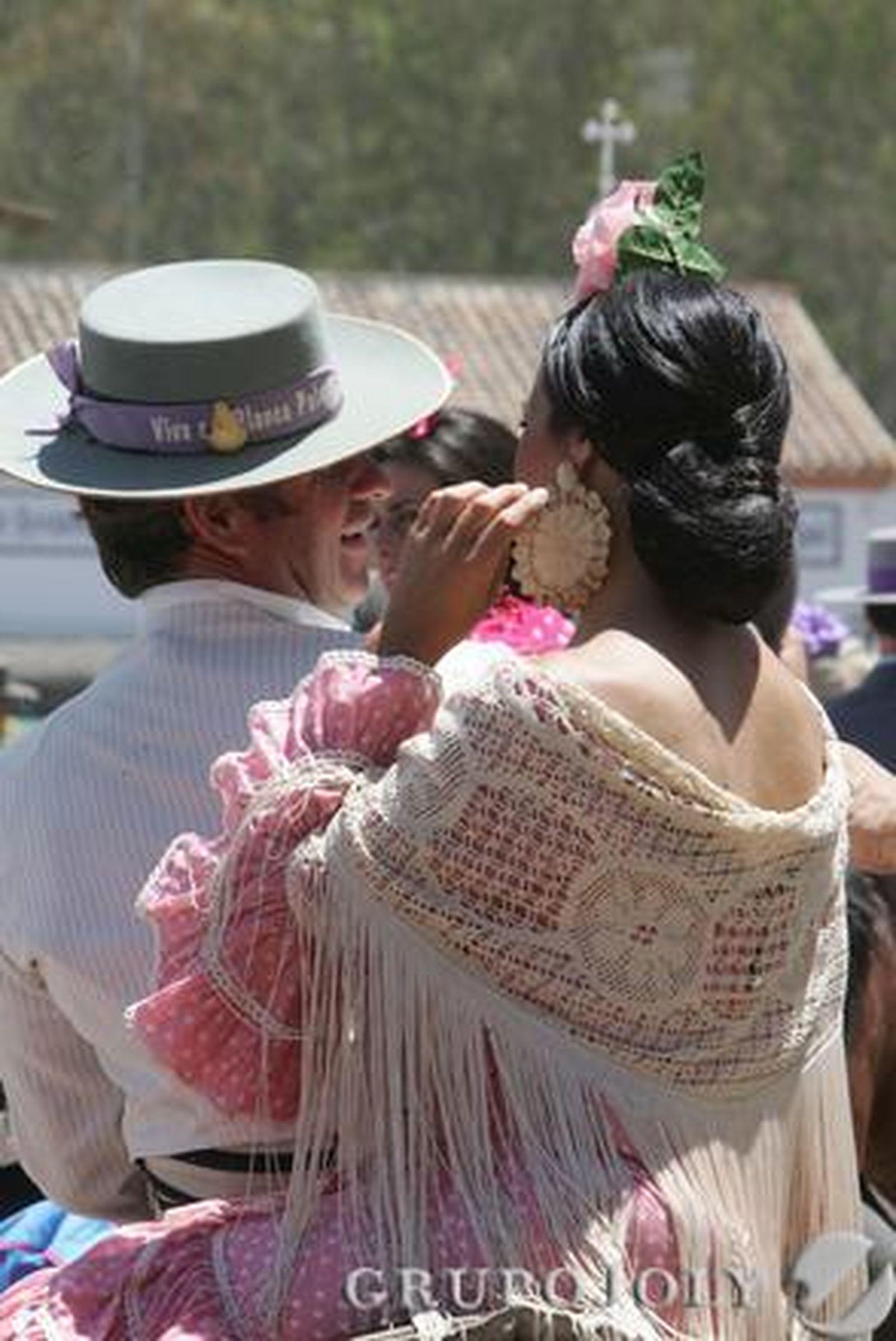 Tradicional instantánea de la romería, con dos jerezanos al lomo del caballo ya en la aldea

Foto: Pascual