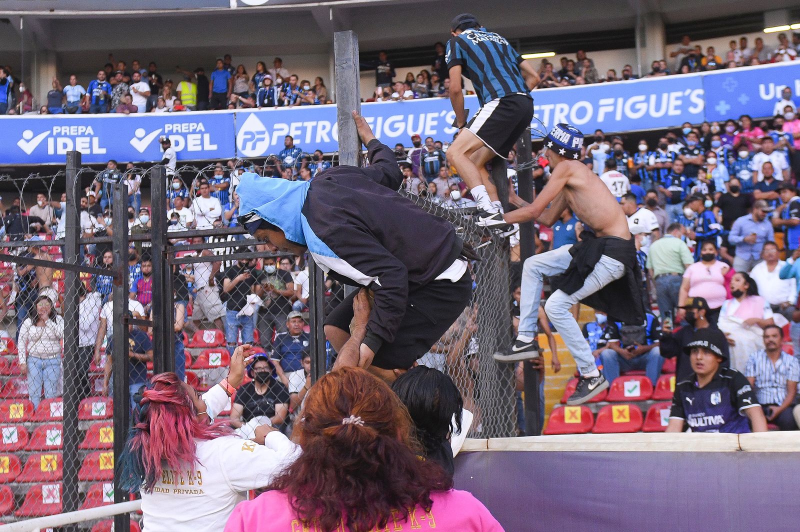 Las imágenes de la pelea en el fútbol mexicano entre Querétaro y Atlas