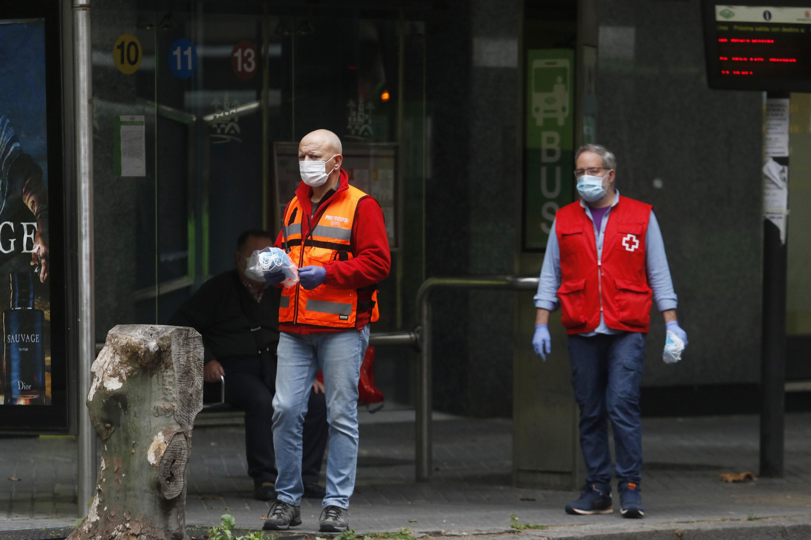 Las fotos del reparto masivo de mascarillas y la vuelta al trabajo en algunos sectores en Córdoba
