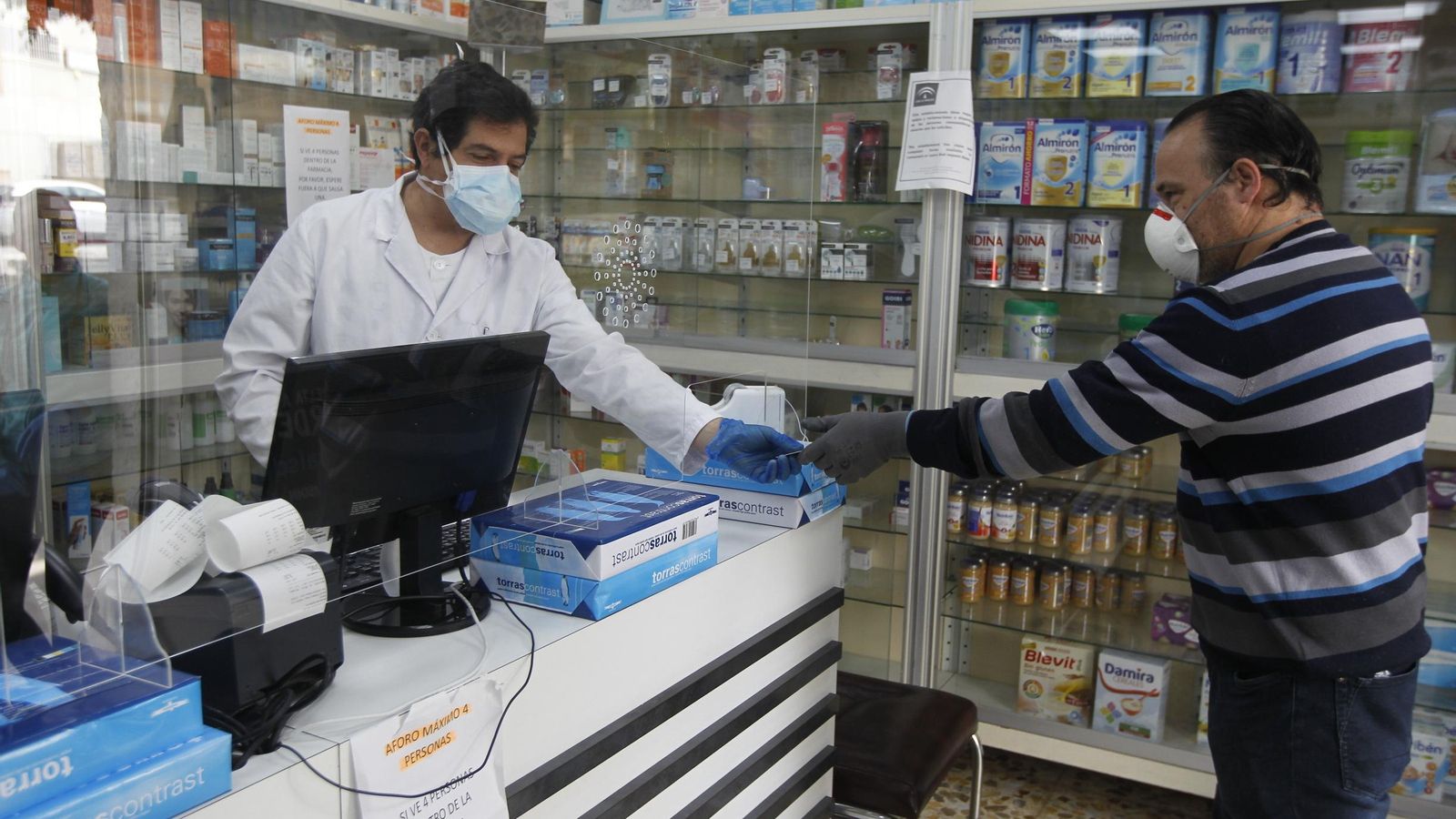 Francisco Hermo es uno de los facultativos que atiende la farmacia del barrio