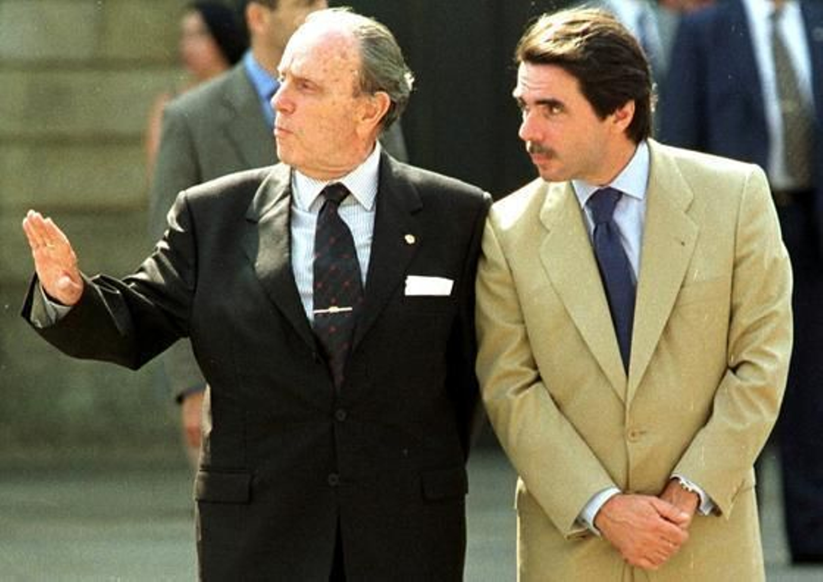 Fraga charla en 1997 con el por entonces presidente del Gobierno, José María Aznar, durante una visita de los Reyes a la Catedral de Santiago de Compostela. / EFE
