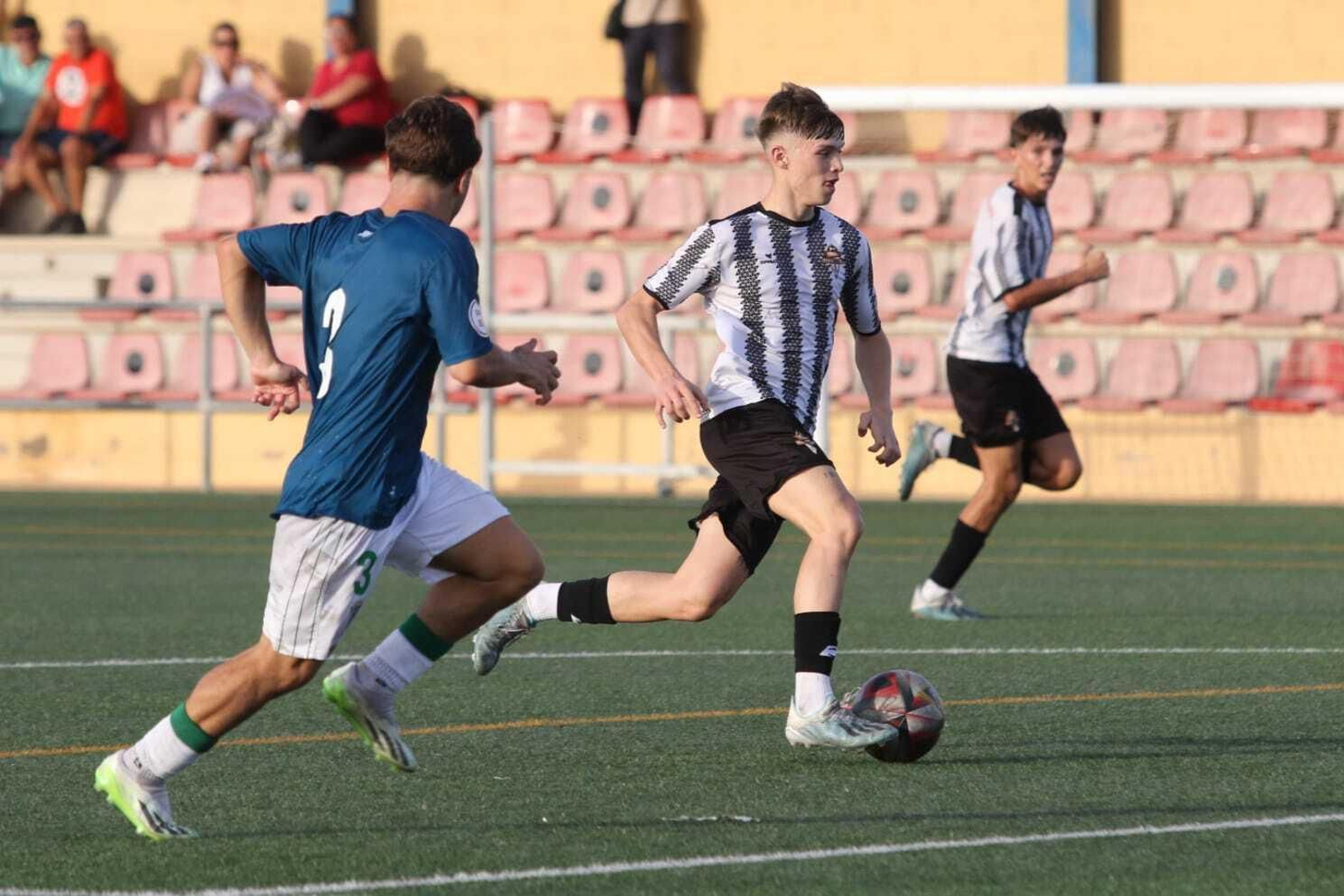 Un jugador del conjunto almeriense conduce el balón durante un partido de esta temporada.